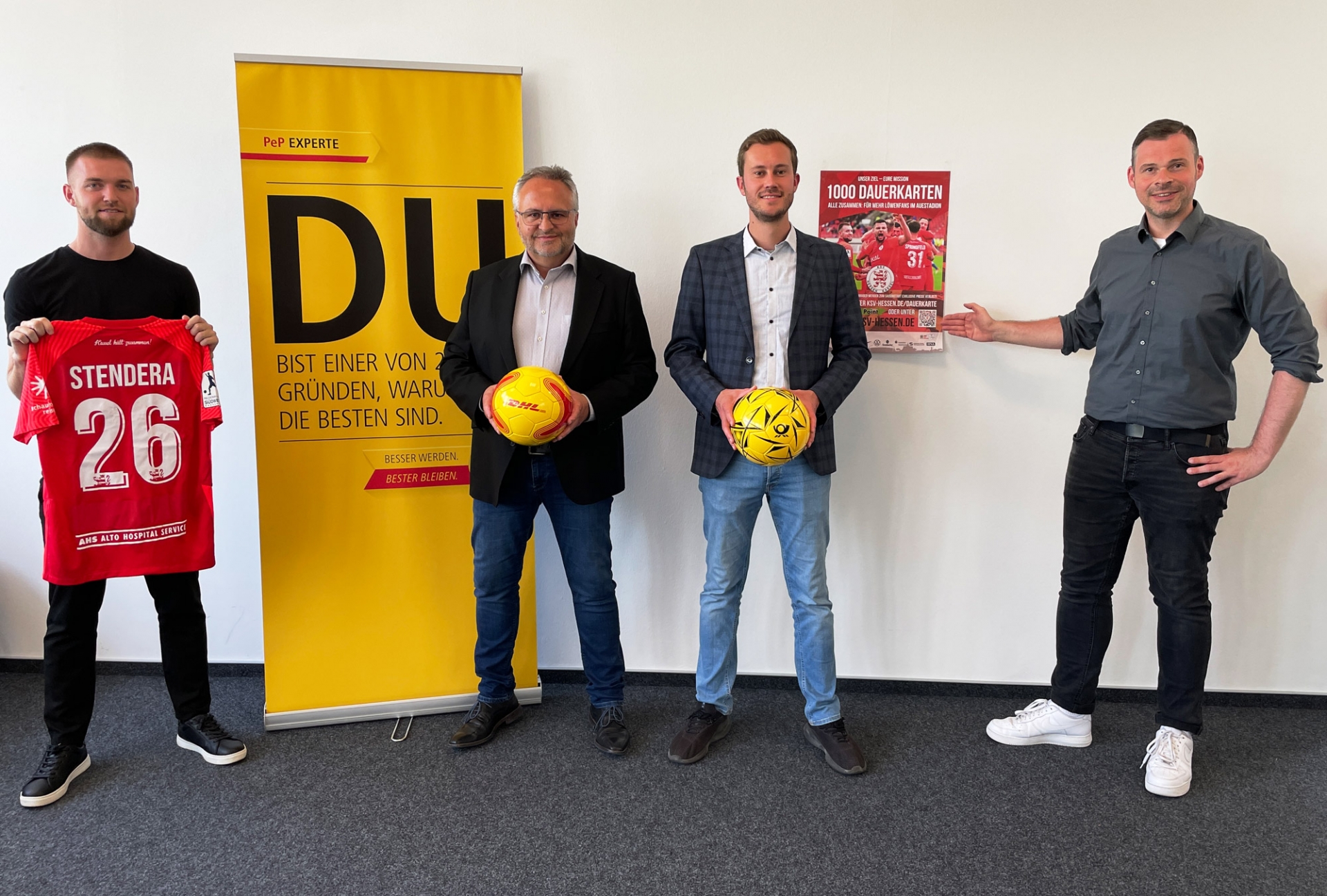 Freuen sich auf den Beginn der neuen Partnerschaft: V.l.n.r.: Nils Stendera (KSV), Dirk Merz (Deutsche Post Niederlassung Kassel), Dennis Frank-Böckmann und Daniel Bettermann (beide KSV-Marketing)