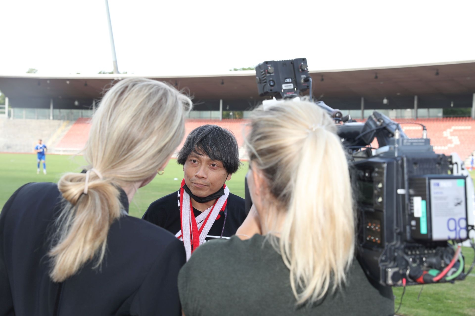 Freundschaftsspiel KSV Hessen - Hapoel Nir Ramat HaSharon: Reza Afisina von ruangrupa (documenta fifteen)