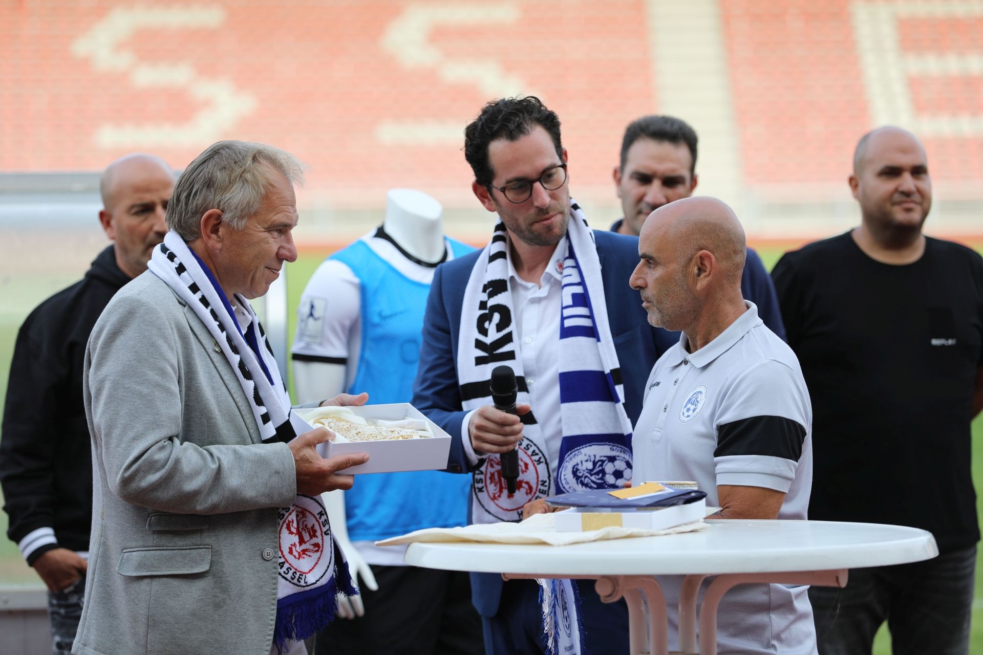 Freundschaftsspiel KSV Hessen - Hapoel Nir Ramat HaSharon: Gastgeschenke
