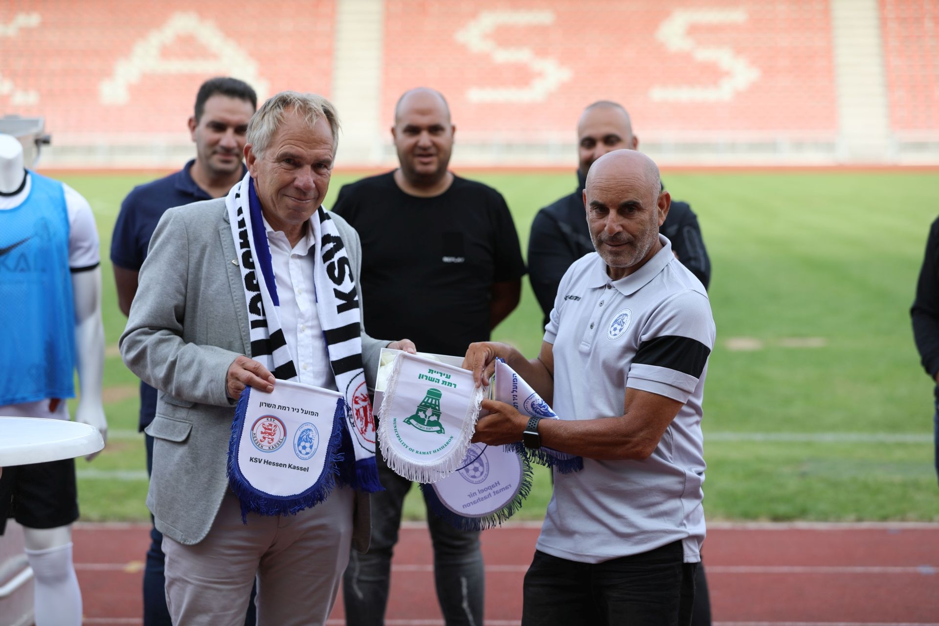 Freundschaftsspiel KSV Hessen - Hapoel Nir Ramat HaSharon: Gastgeschenke