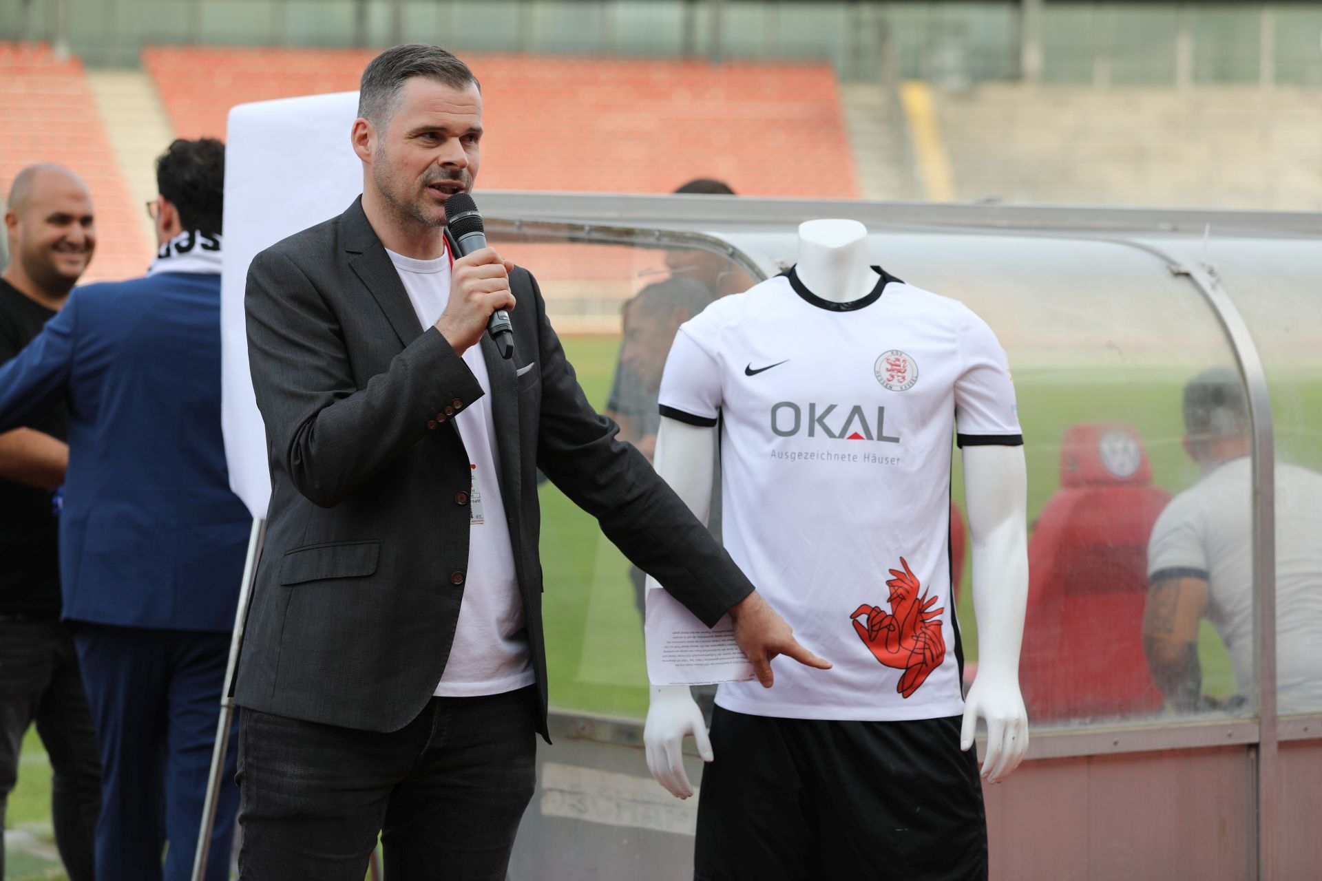 Freundschaftsspiel KSV Hessen - Hapoel Nir Ramat HaSharon: Daniel Bettermann präsentiert das neue Trikot mit documenta fifteen Bezug