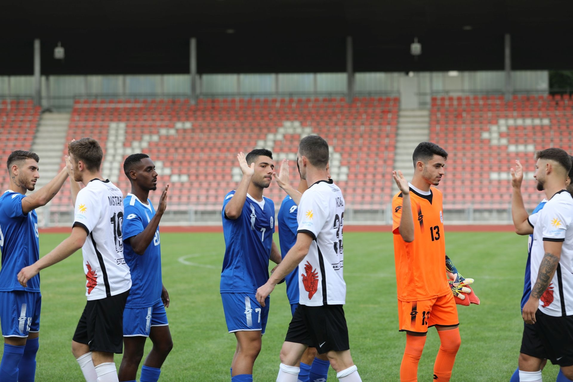 Freundschaftsspiel KSV Hessen - Hapoel Nir Ramat HaSharon: Shakehands vor dem Spiel