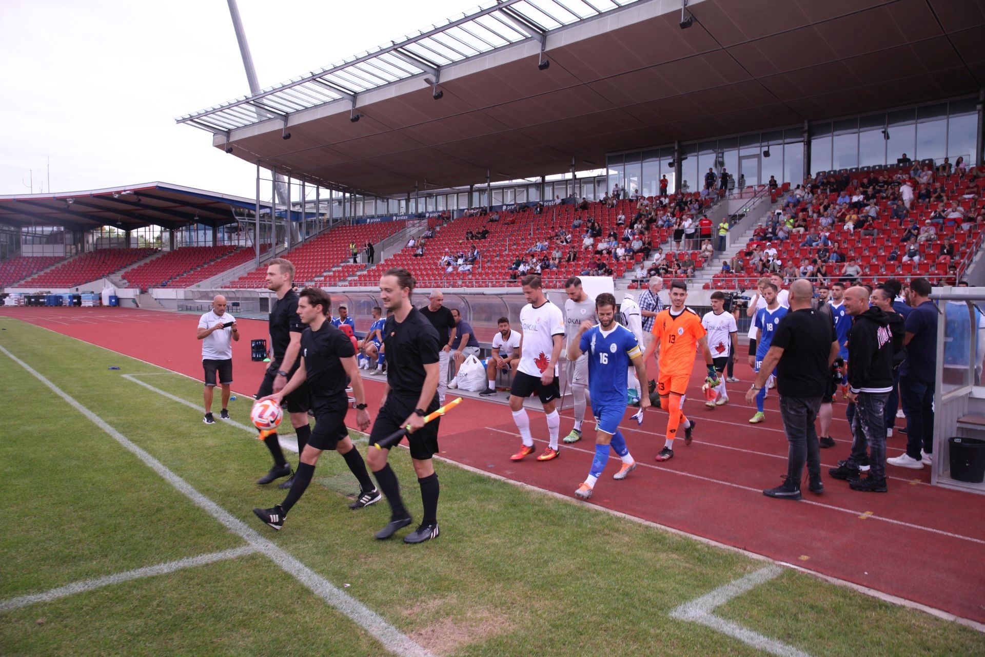Freundschaftsspiel KSV Hessen - Hapoel Nir Ramat HaSharon: Einlauf