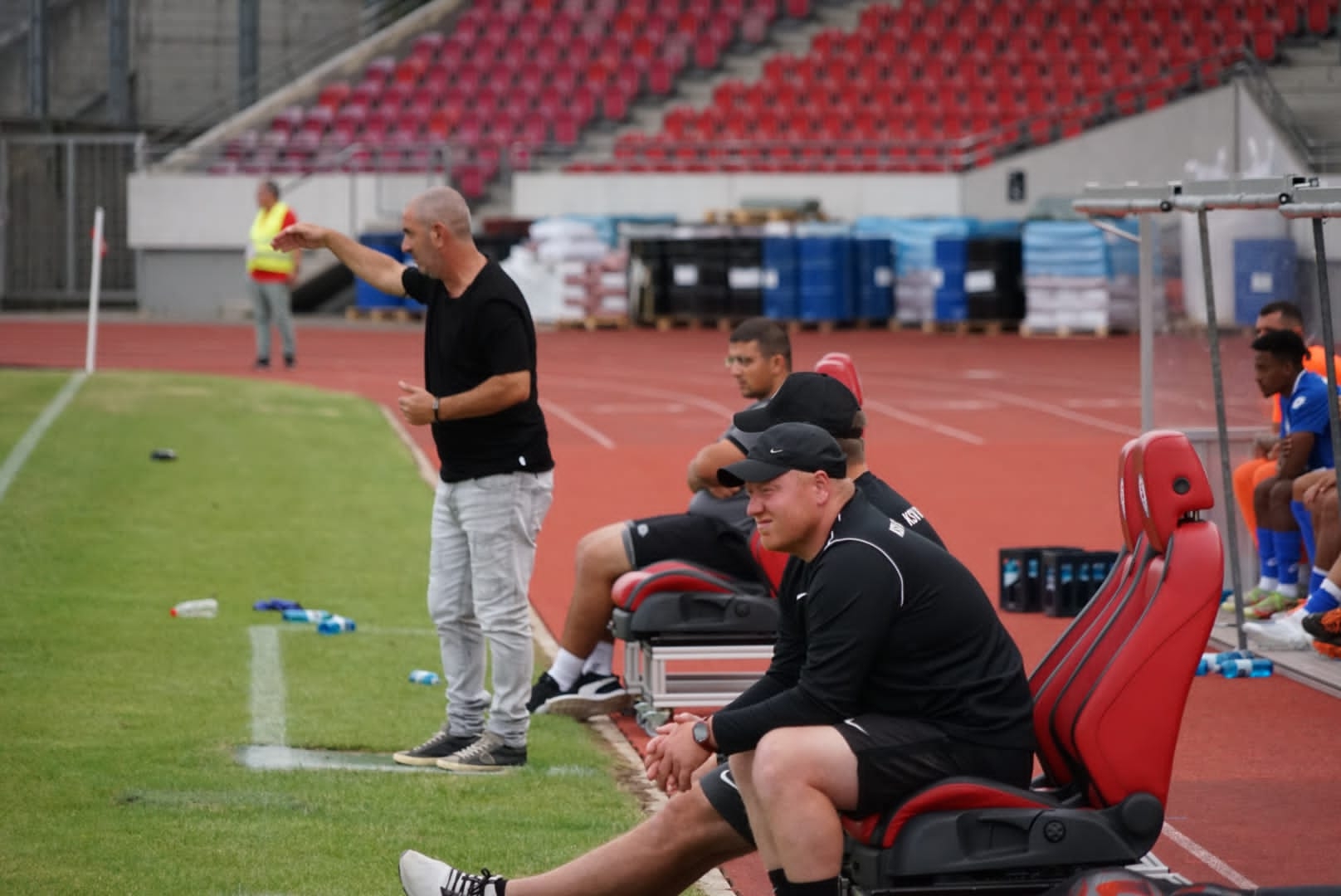 Freundschaftsspiel KSV Hessen - Hapoel Nir Ramat HaSharon: Trainerbank mit Sebastian Busch