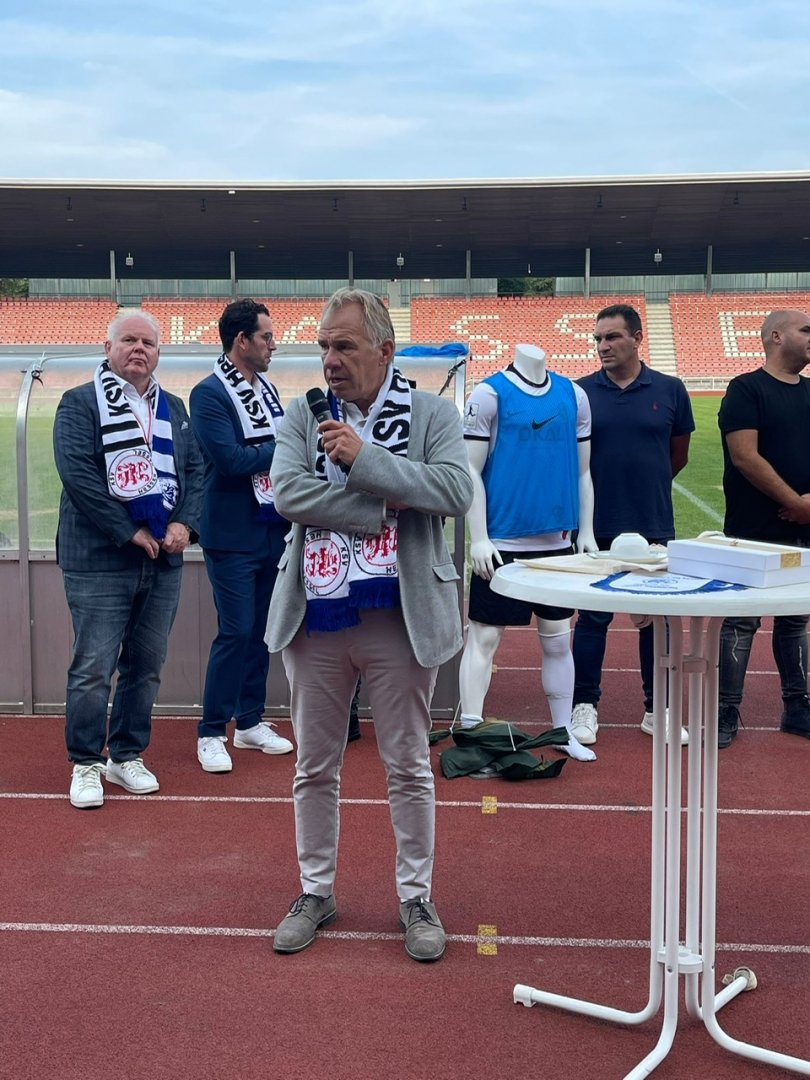 Freundschaftsspiel KSV Hessen - Hapoel Nir Ramat HaSharon: Jens Rose begrüßt die Gäste im Auestadion