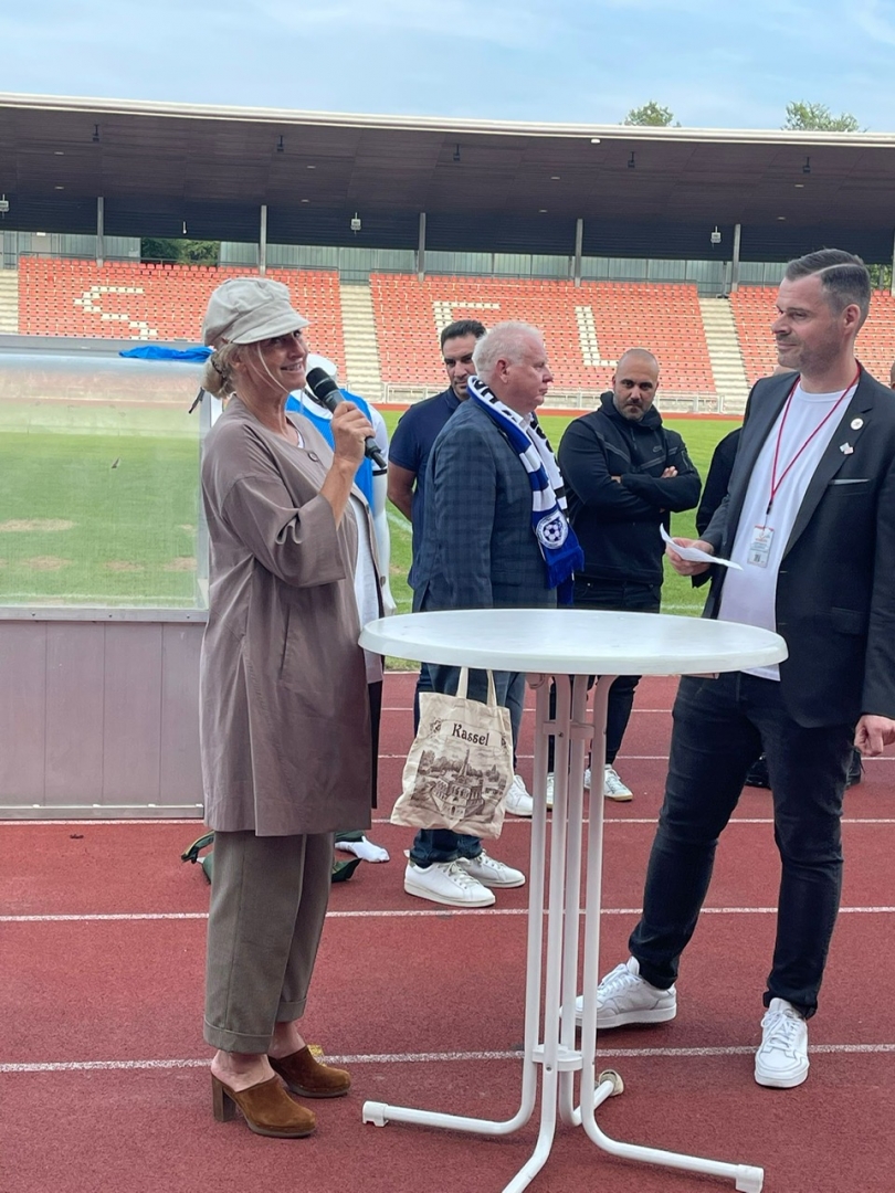 Freundschaftsspiel KSV Hessen - Hapoel Nir Ramat HaSharon: Claudia Becker von OKAL über die Trikotpartnerschaft mit dem KSV