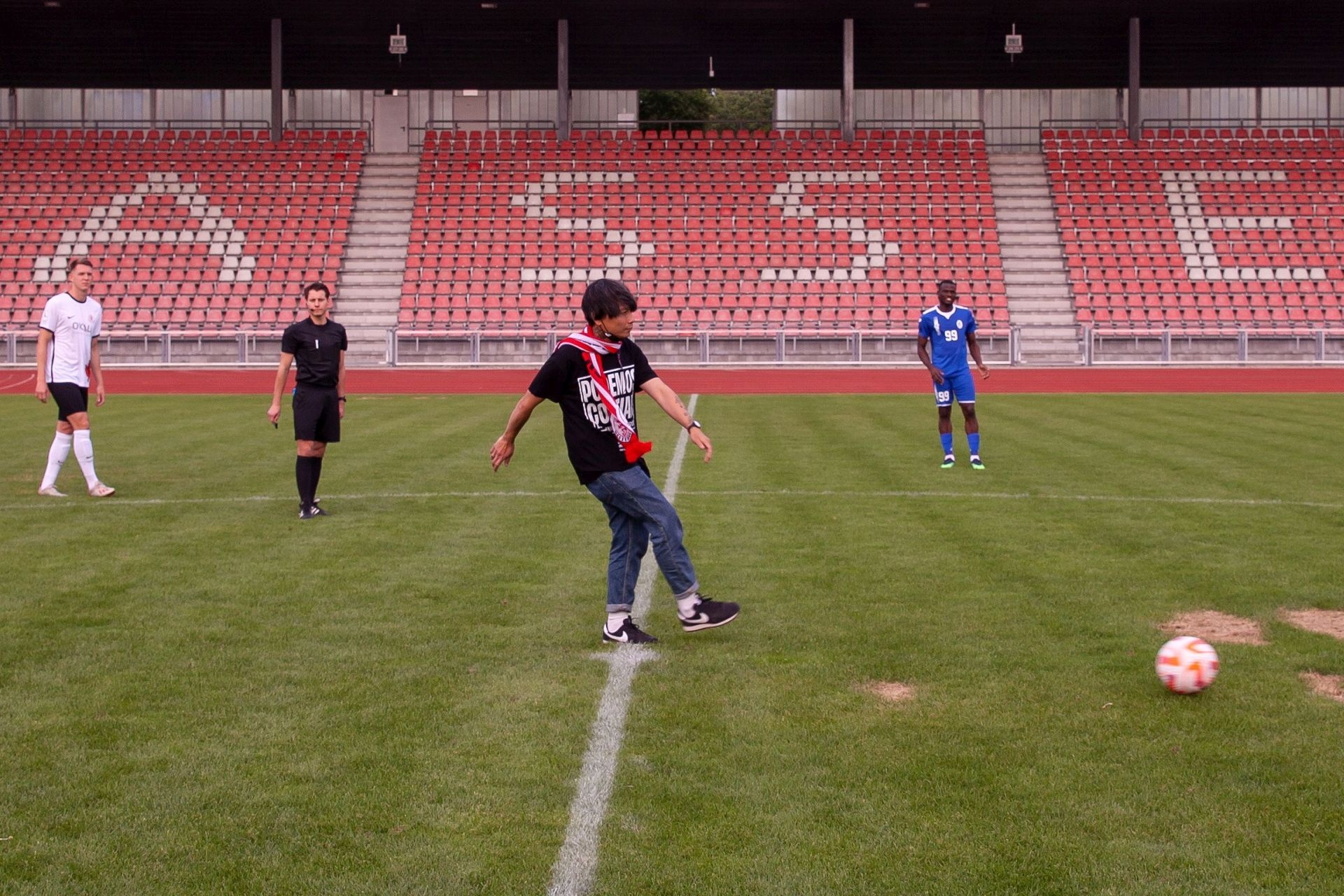 Freundschaftsspiel KSV Hessen - Hapoel Nir Ramat HaSharon: Reza Afisina (ruangrupa Kuratoren-Kollektiv documenta fifteen) führt den Anstoß aus und spielt den Ball zu Hapoel Nir Ramat HaSharon