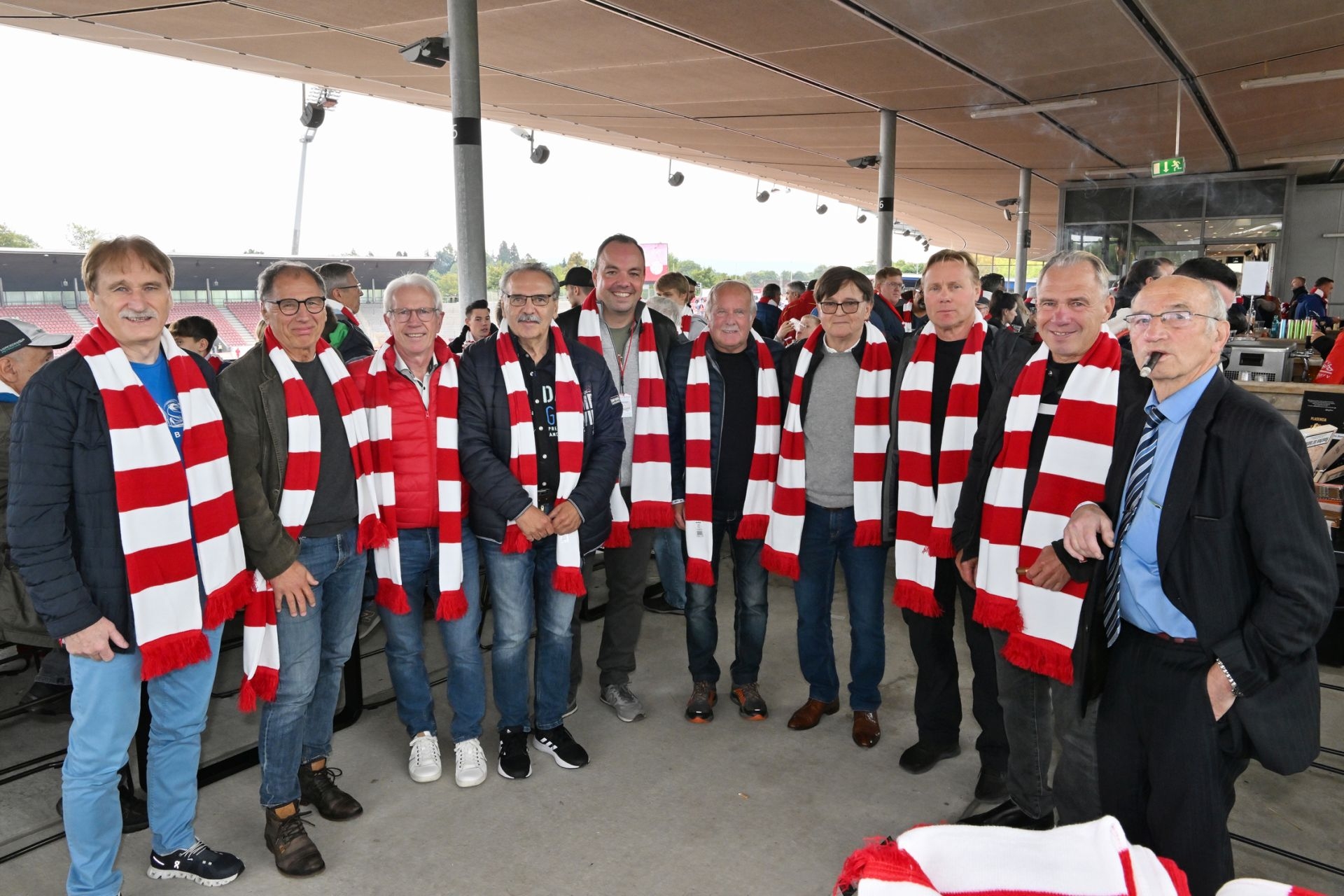 Saison 2022/23, Spieltag 2, KSV Hessen Kassel, Kickers Offenbach, Endstand 0:1: Gruppenbild mit Jens Rose und Oberbürgermeister Christian Geselle 