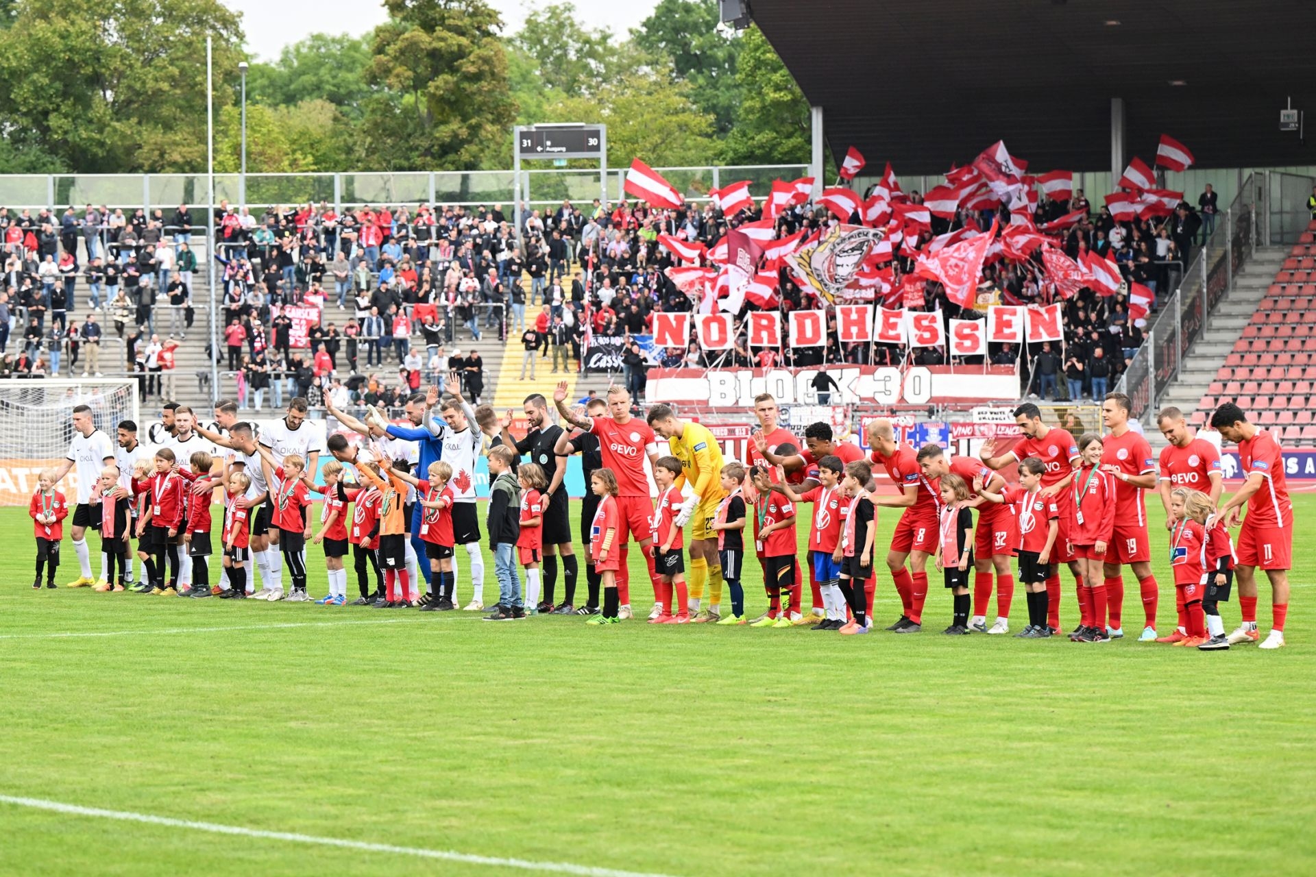 Saison 2022/23, Spieltag 2, KSV Hessen Kassel, Kickers Offenbach, Endstand 0:1: Kurve, Nordkurve, Choreografie, Fans, Mannschaft, Aufstellung, Einlaufkinder
