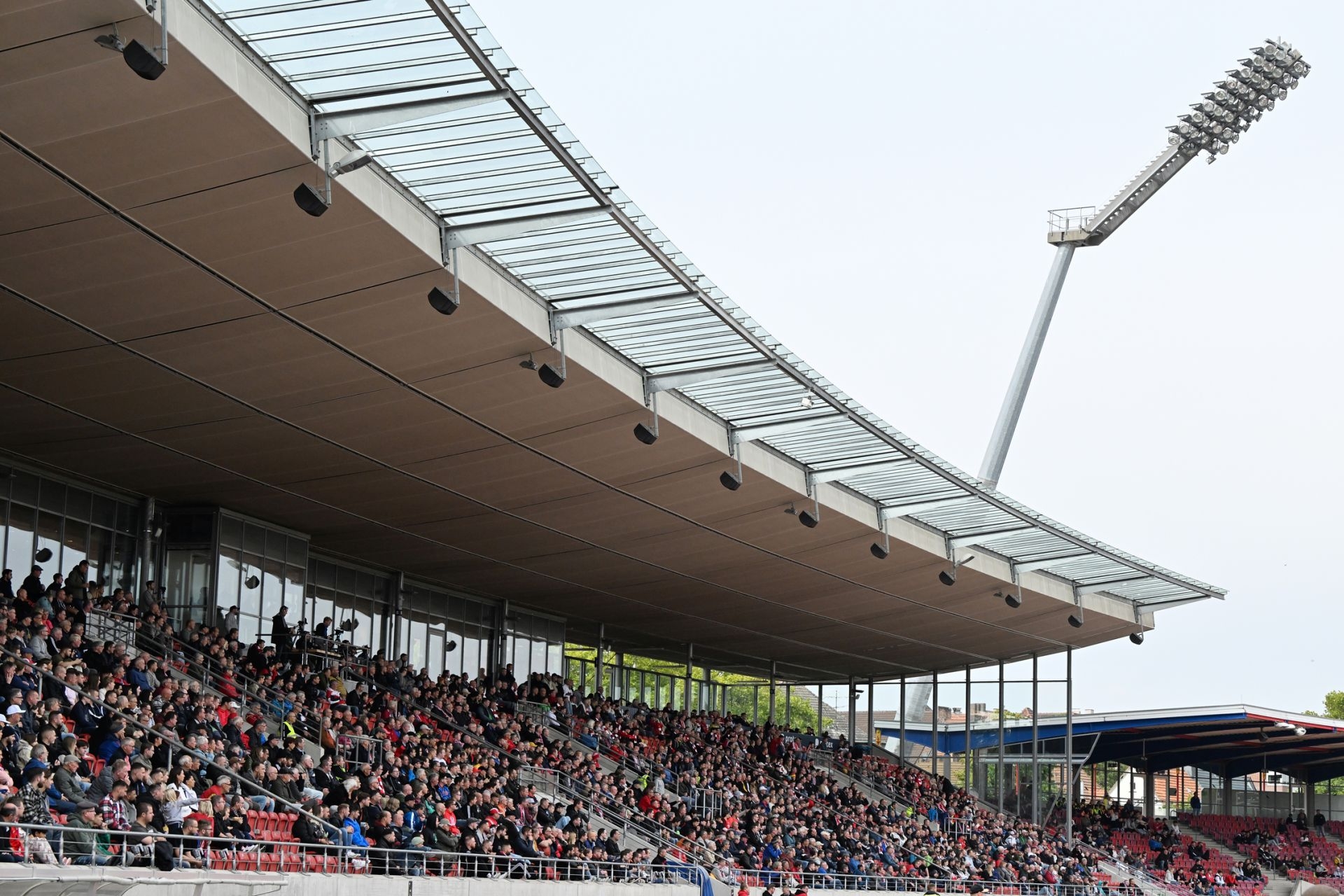 Saison 2022/23, Spieltag 2, KSV Hessen Kassel, Kickers Offenbach, Endstand 0:1: Auestadion, Haupttribüne, Flutlicht, Zuschauer, Fans
