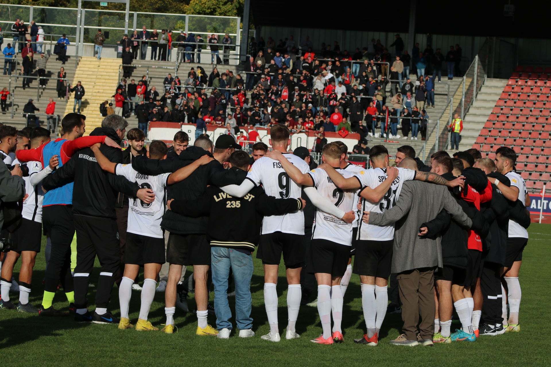 KSV Hessen Kassel - VfB Stuttgart (Spielerkreis nach dem Sieg)