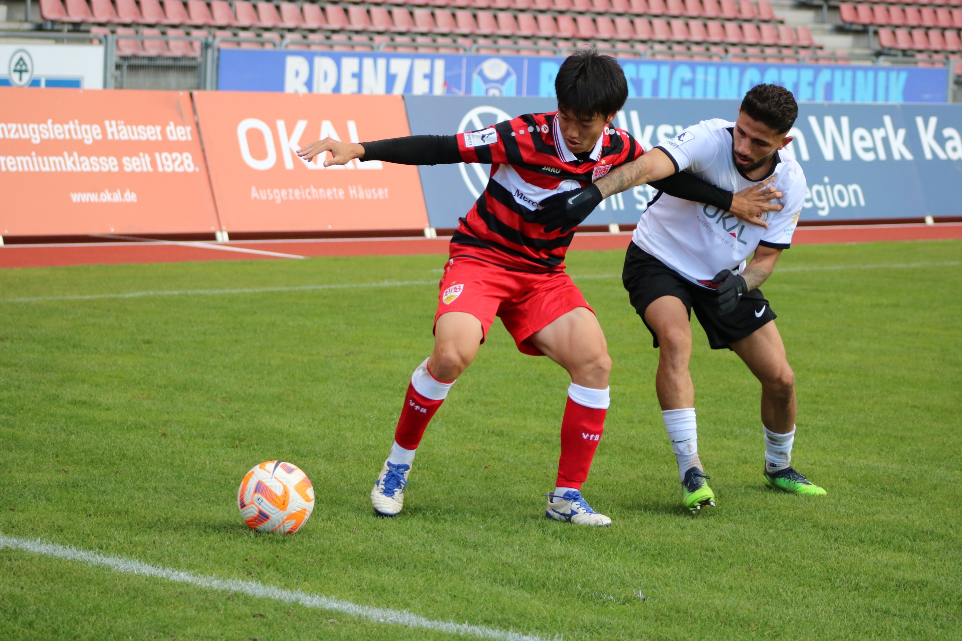 KSV Hessen Kassel - VfB Stuttgart (Nael Najjar im Zweikampf)