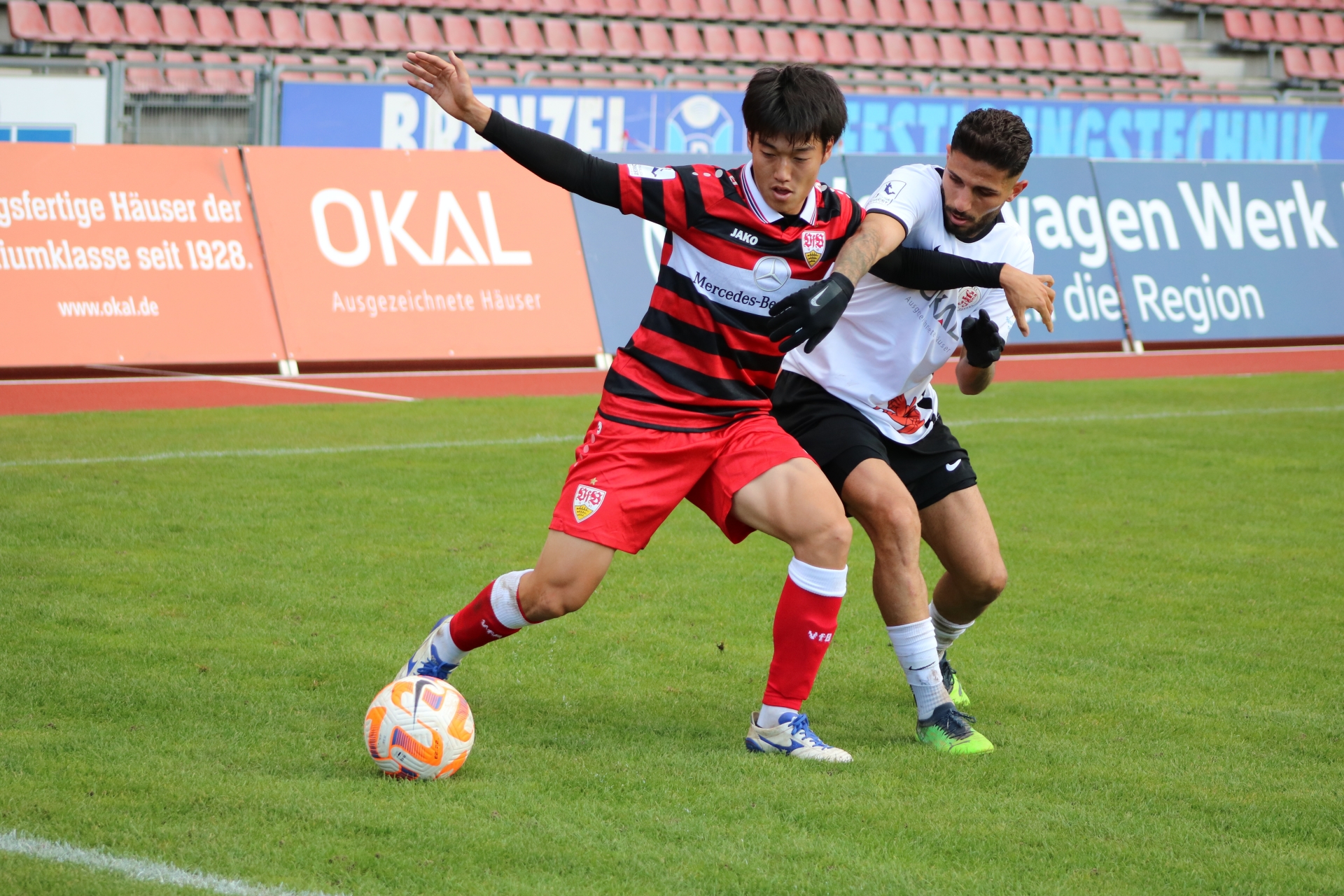 KSV Hessen Kassel - VfB Stuttgart (Nael Najjar im Zweikampf)