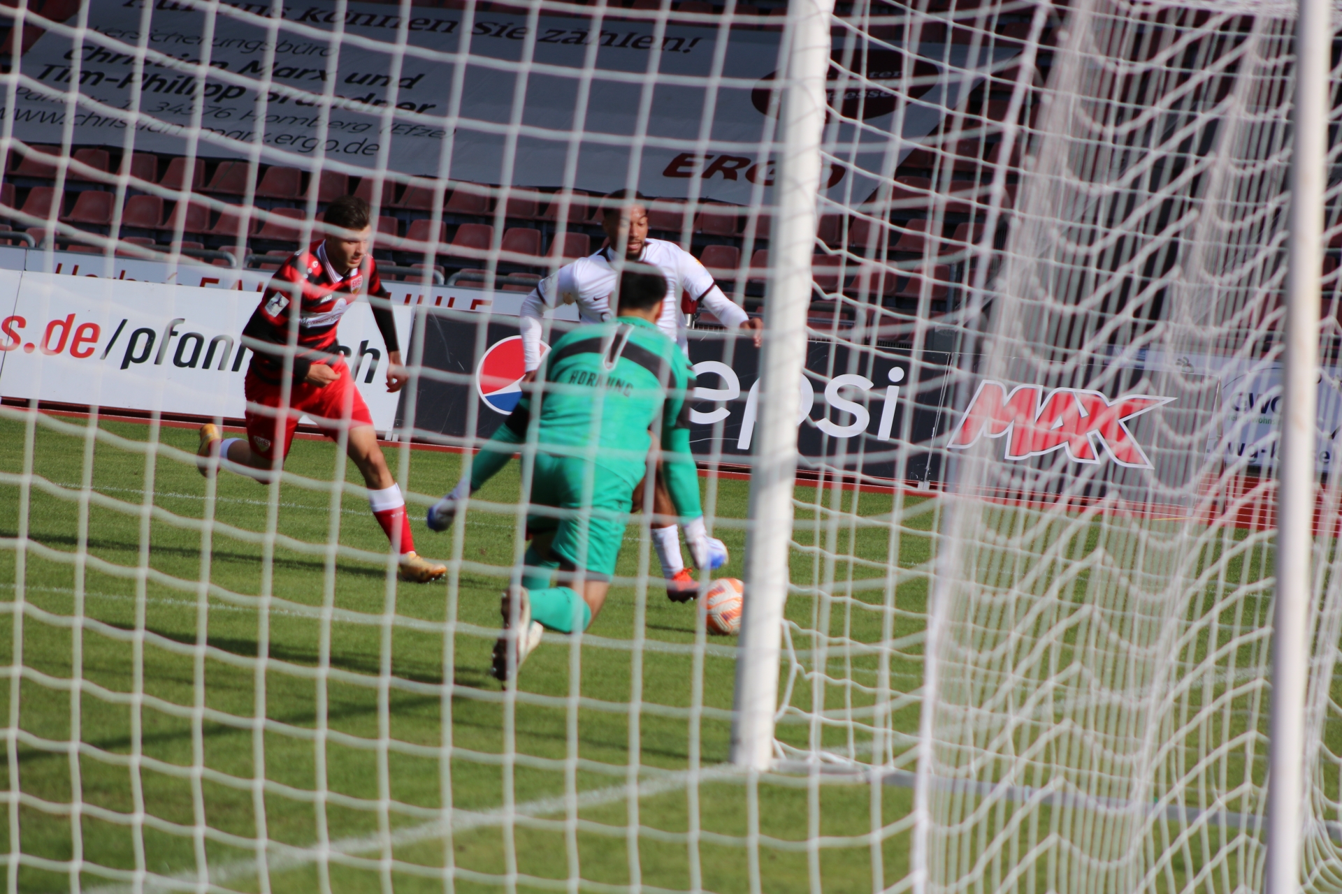 KSV Hessen Kassel - VfB Stuttgart (Noah Jones kurz vor seiner Vorlage zum 2:0)