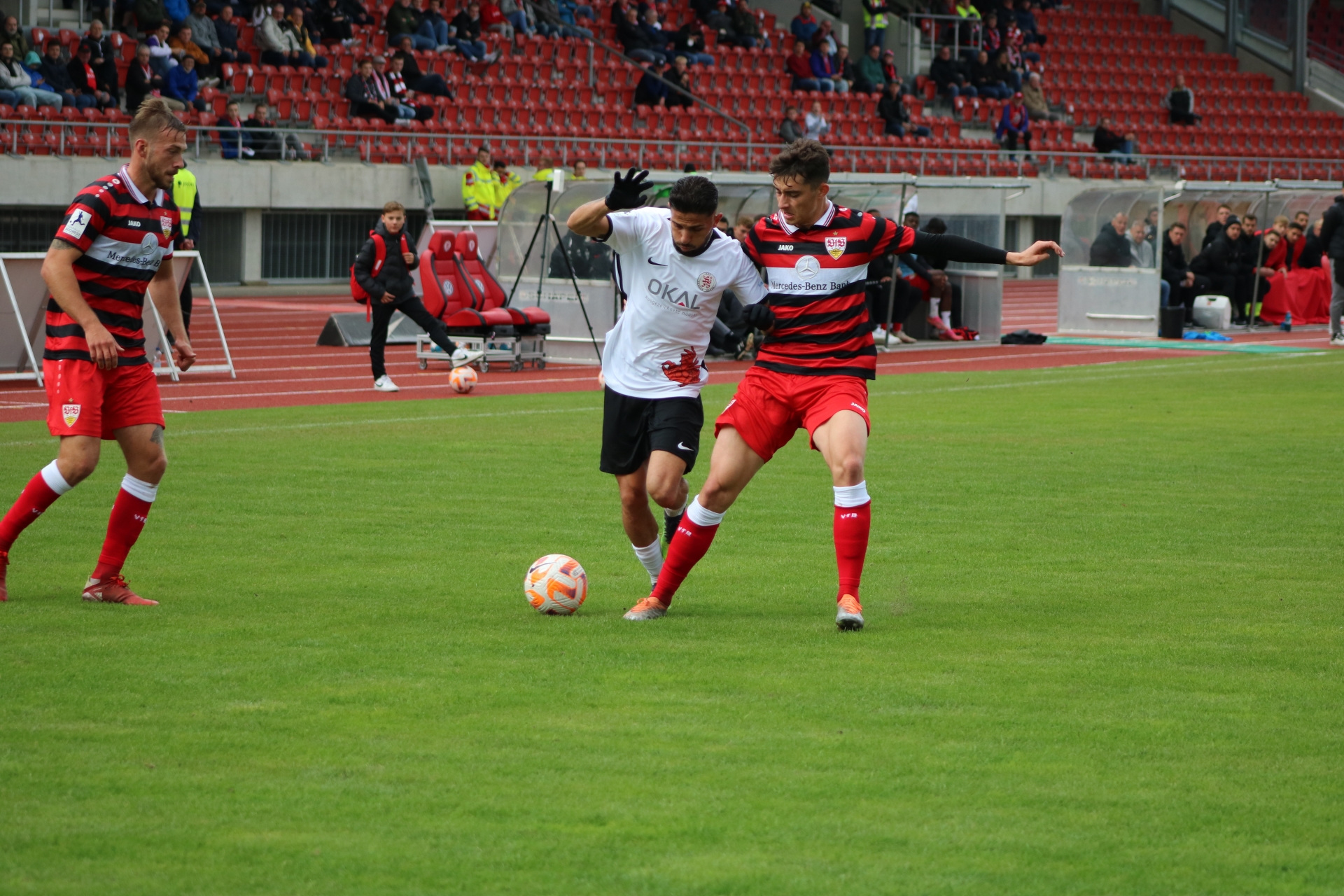 KSV Hessen Kassel - VfB Stuttgart (Nael Najjar im Zweikampf)