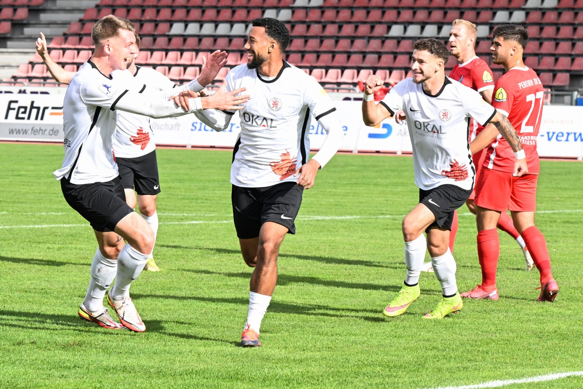 Saison 2022/23, Spieltag 2, KSV Hessen Kassel, TSV Steinbach Haiger, Endstand 2:0, Jubel zum 1:0, Fischer, Jones, Vesco