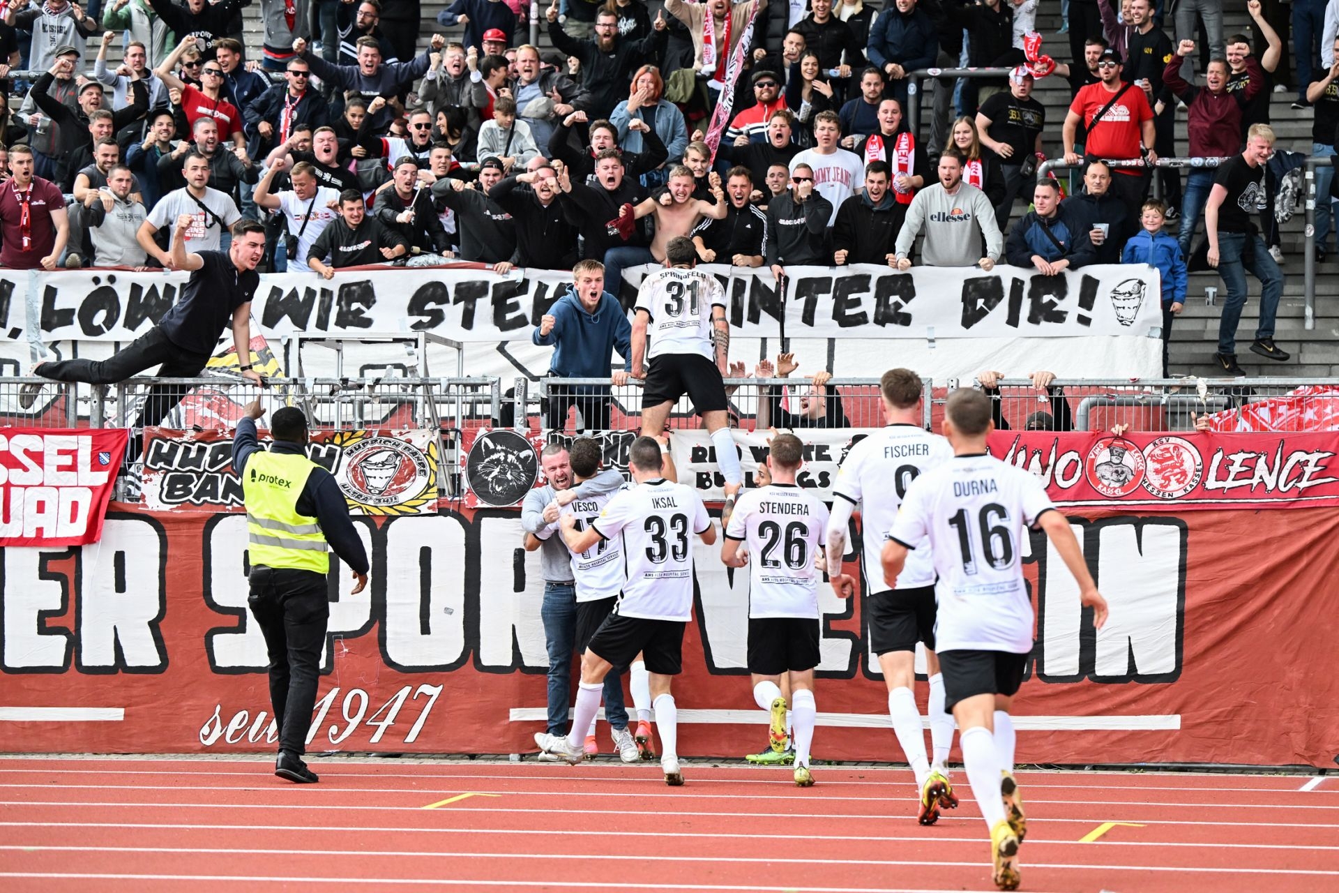 Saison 2022/23, Spieltag 2, KSV Hessen Kassel, TSV Steinbach Haiger, Endstand 2:0, Jubel zum 2:0