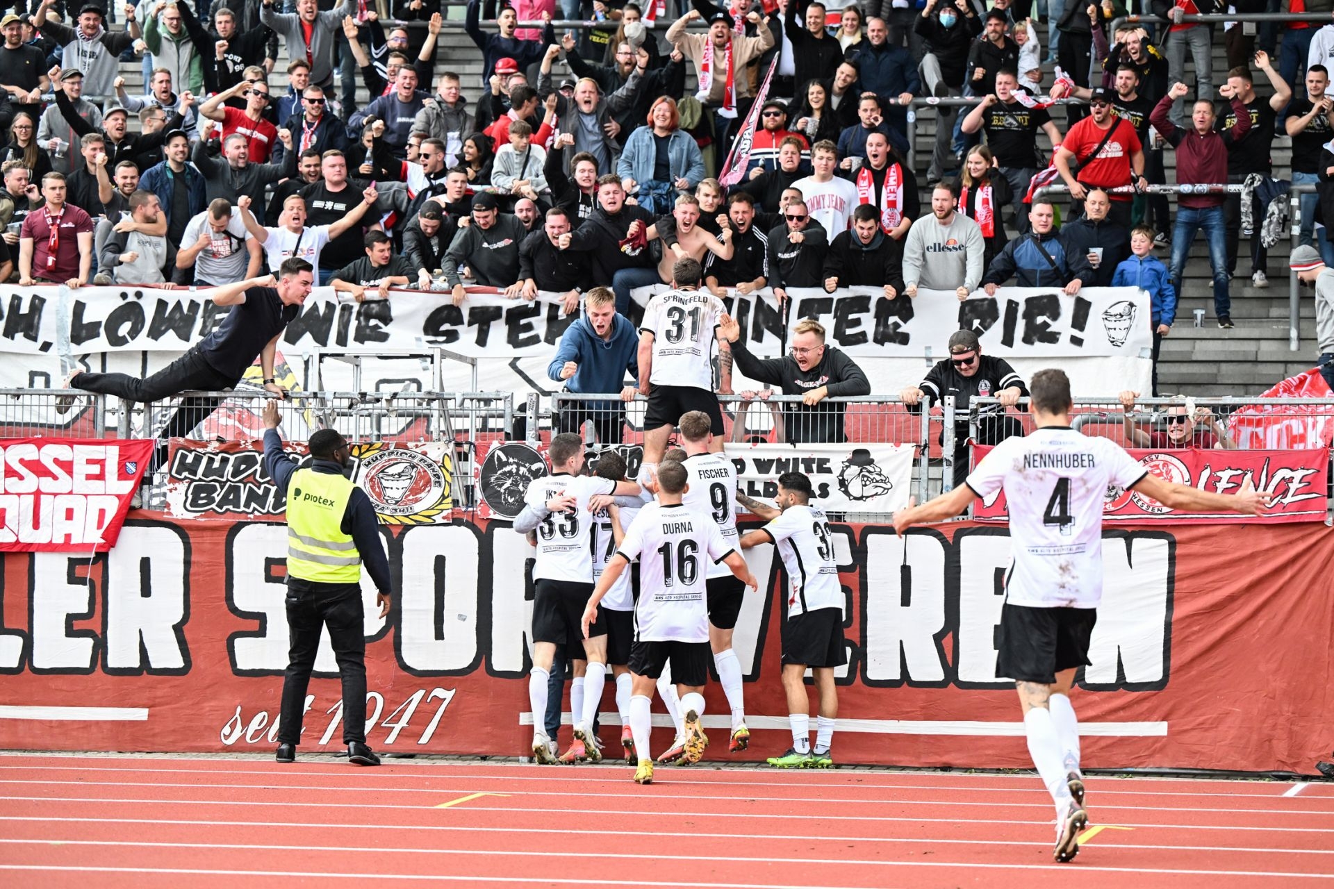 Saison 2022/23, Spieltag 2, KSV Hessen Kassel, TSV Steinbach Haiger, Endstand 2:0, Jubel zum 2:0, Fans, Kurve