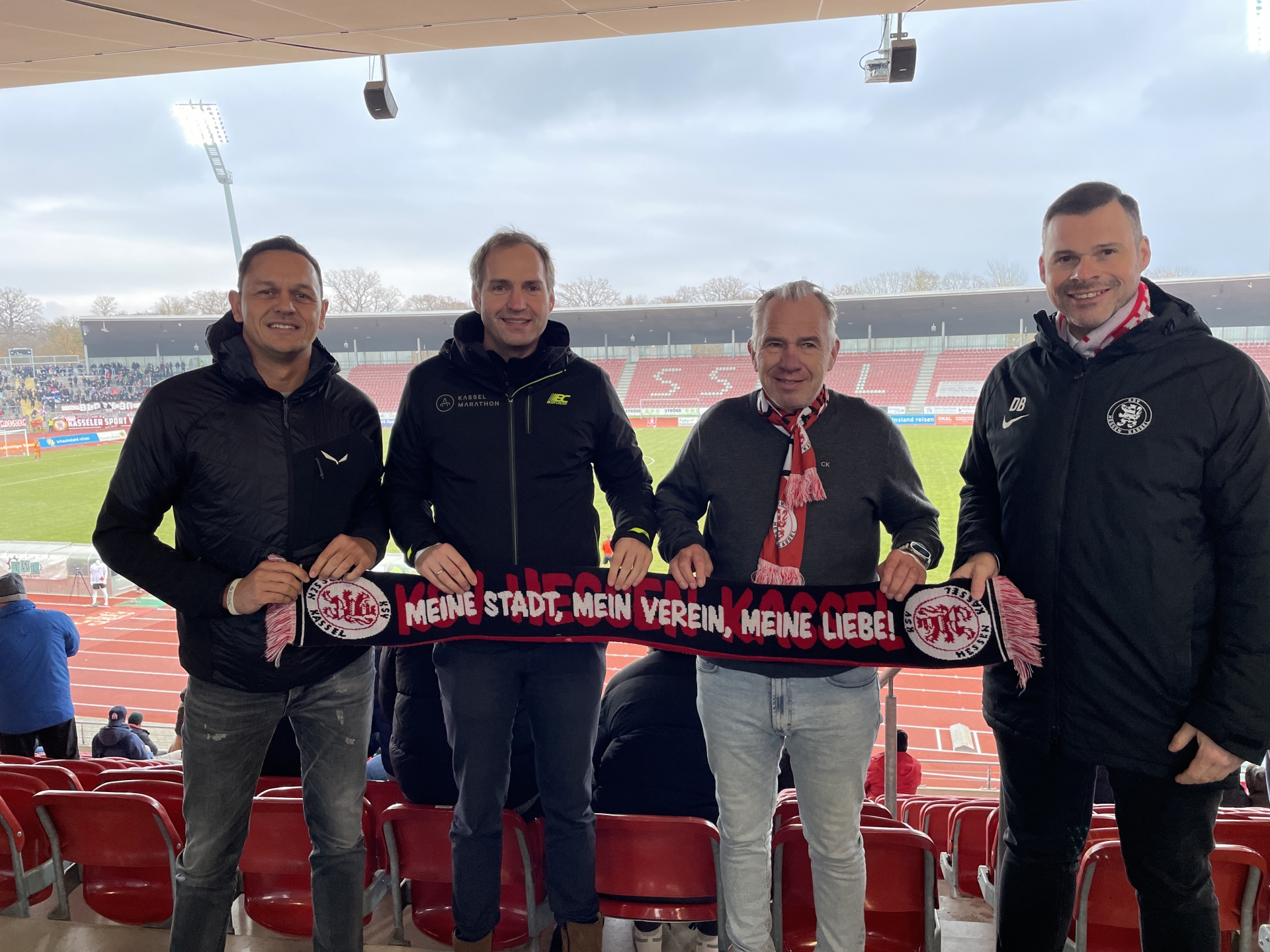 Michael Aufenanger (zweiter von links) vom Kassel Marathon sowie die KSV-Vorstände (v.l.) Swen Meier, Jens Rose und Daniel Bettermann: Die Sportfamilie hält zusammen. Der Kassel Marathon unterstützt die Löwen beim Anfeuern im Auestadion. Auch im kommenden Jahr werden beide Partner gemeinsam für den Sport in der nordhessischen Metropole Flagge beziehen. Geplant sind auch gemeinsame sportliche Aktivitäten.