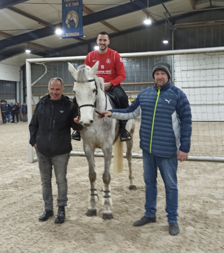 Neuzugang Sercan Sararer zusammen mit KSV-Vorstand Jens Rose und Frank Plock auf dem Pferd beim Neujahrsempfang in der Reithalle Borken