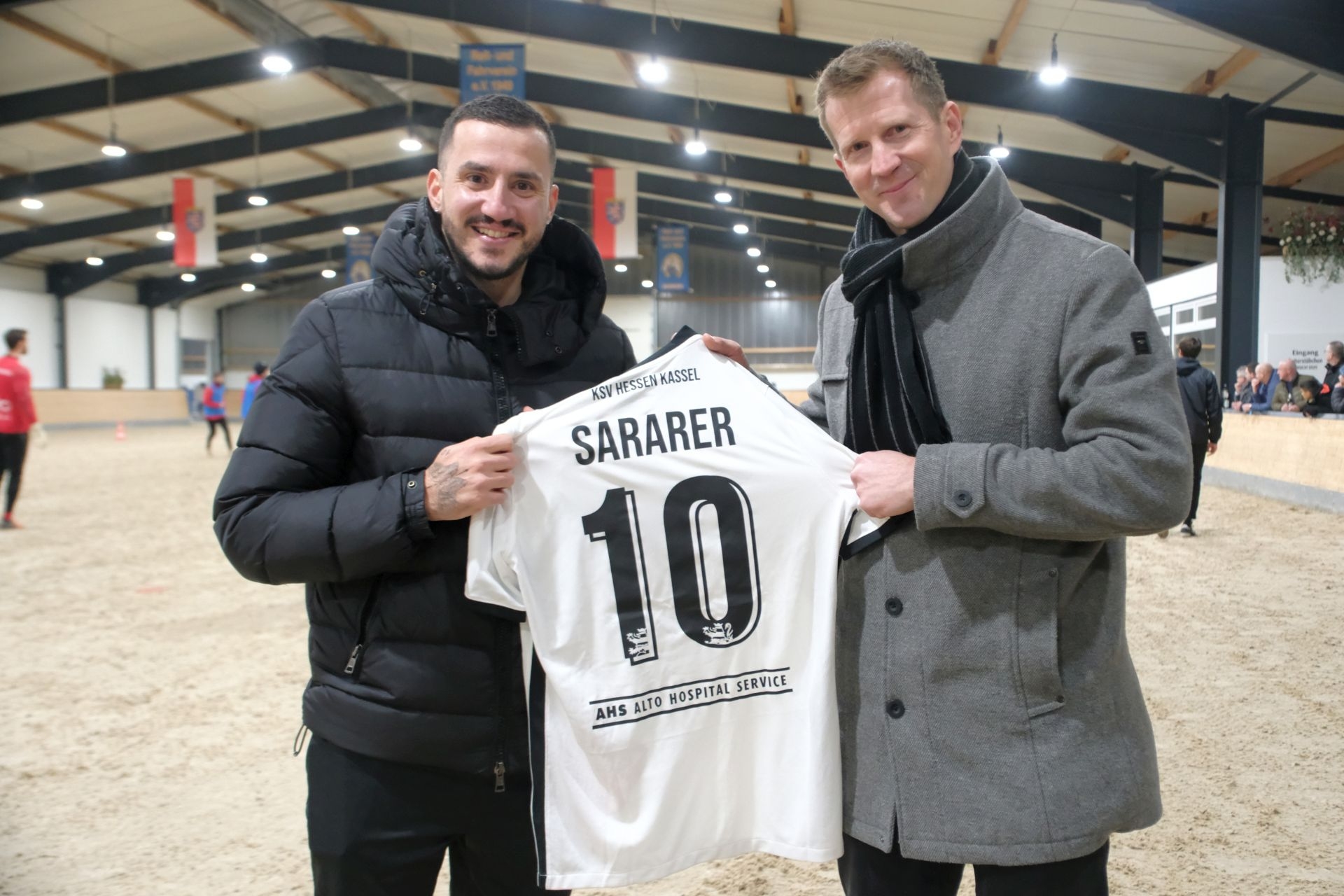 Neuzugang Sercan Sararer erhölt vom Fußballgott Thorsten "Totti" Bauer persönlich das Trikot mit der 10 überreicht