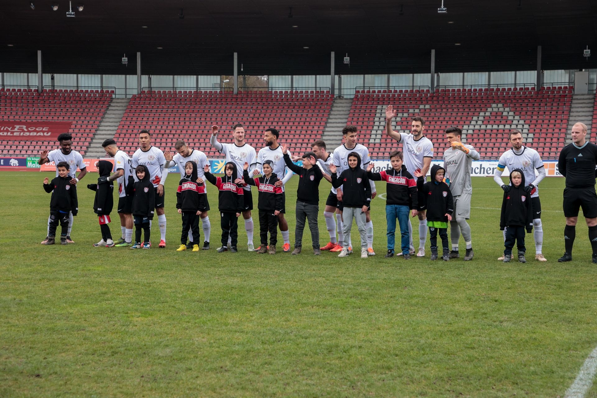 Hessenpokal: KSV Hessen Kassel - TSV Steinbach: Einlauf