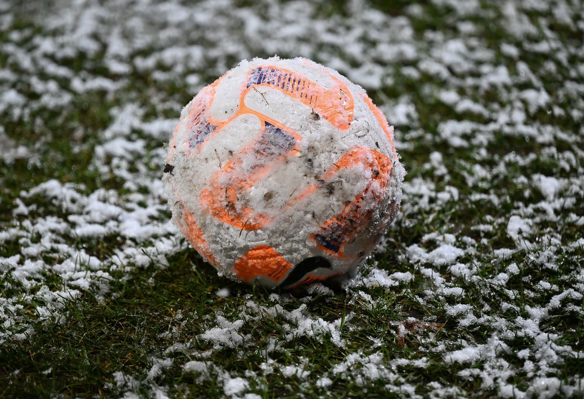 Saison 2022/23, KSV Hessen Kassel, TSG Hoffenheim 1899 II, Endstand 1:1, Ball im Schnee, Spielabsage