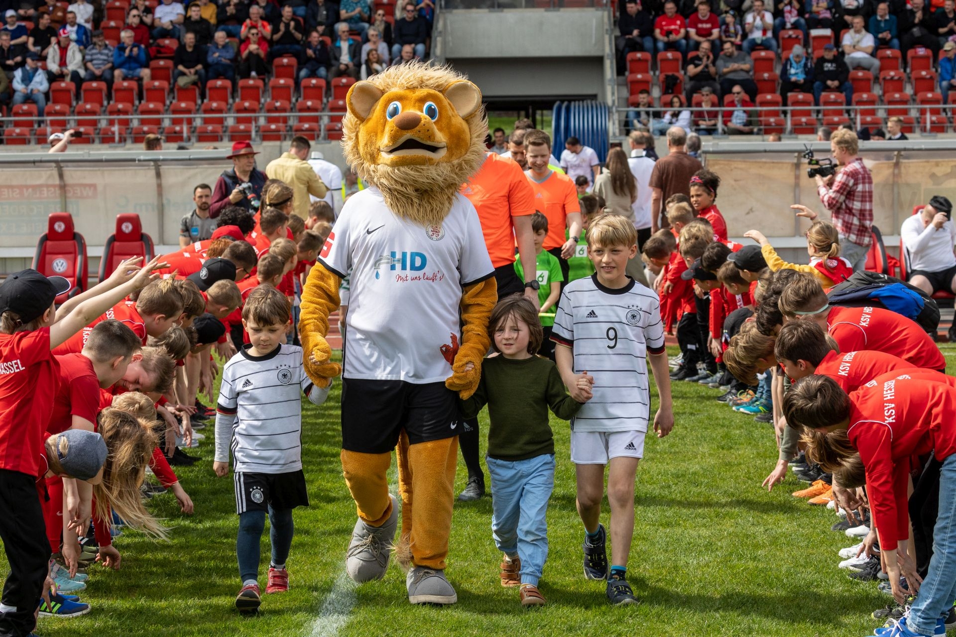 Einlauf der Mannschaft mit Maskottchen Totti und Einlaufkinder