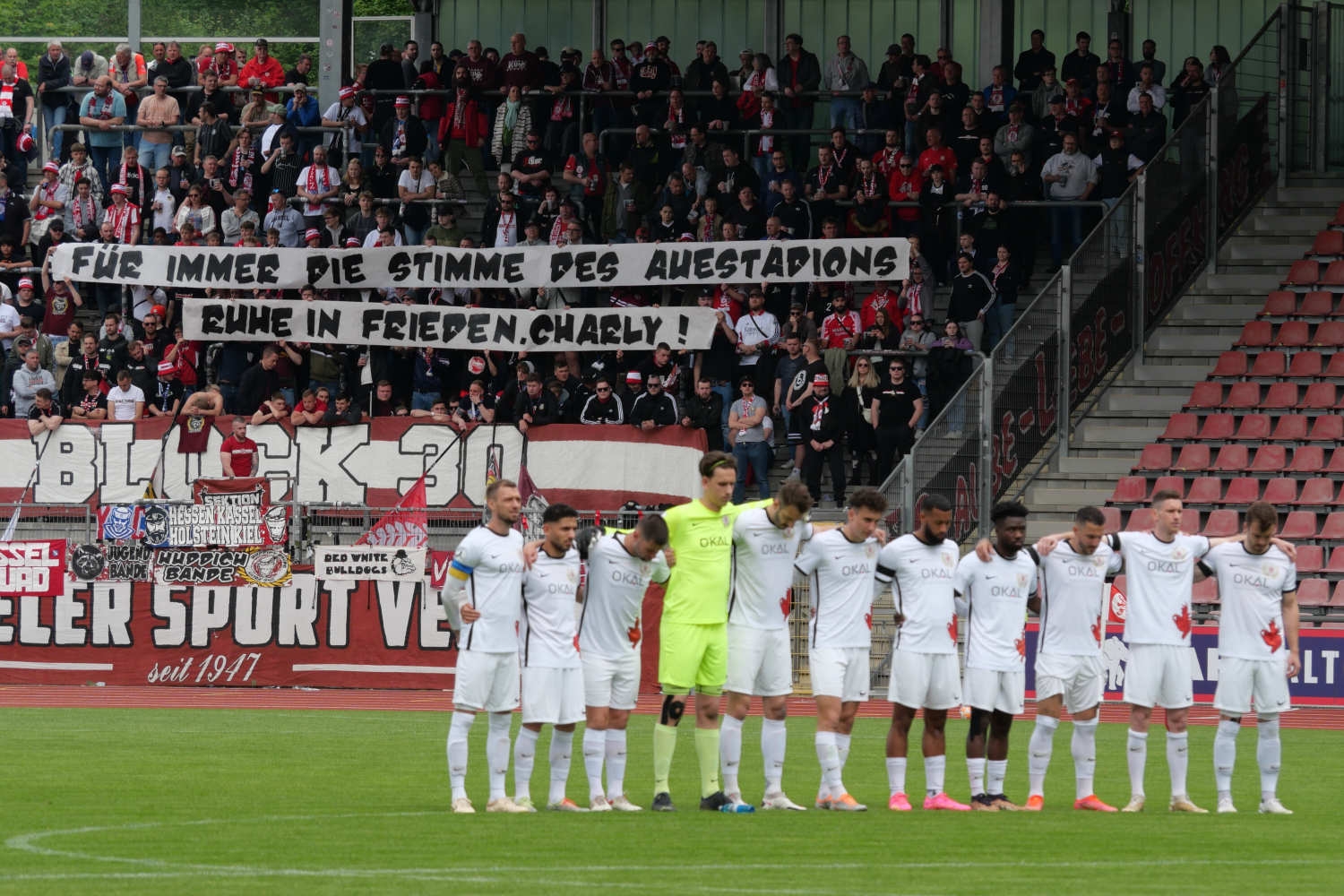 KSV Hessen Kassel - Eintracht Trier, RiP Charlie Wimmer, Fankurve, Mannschaft