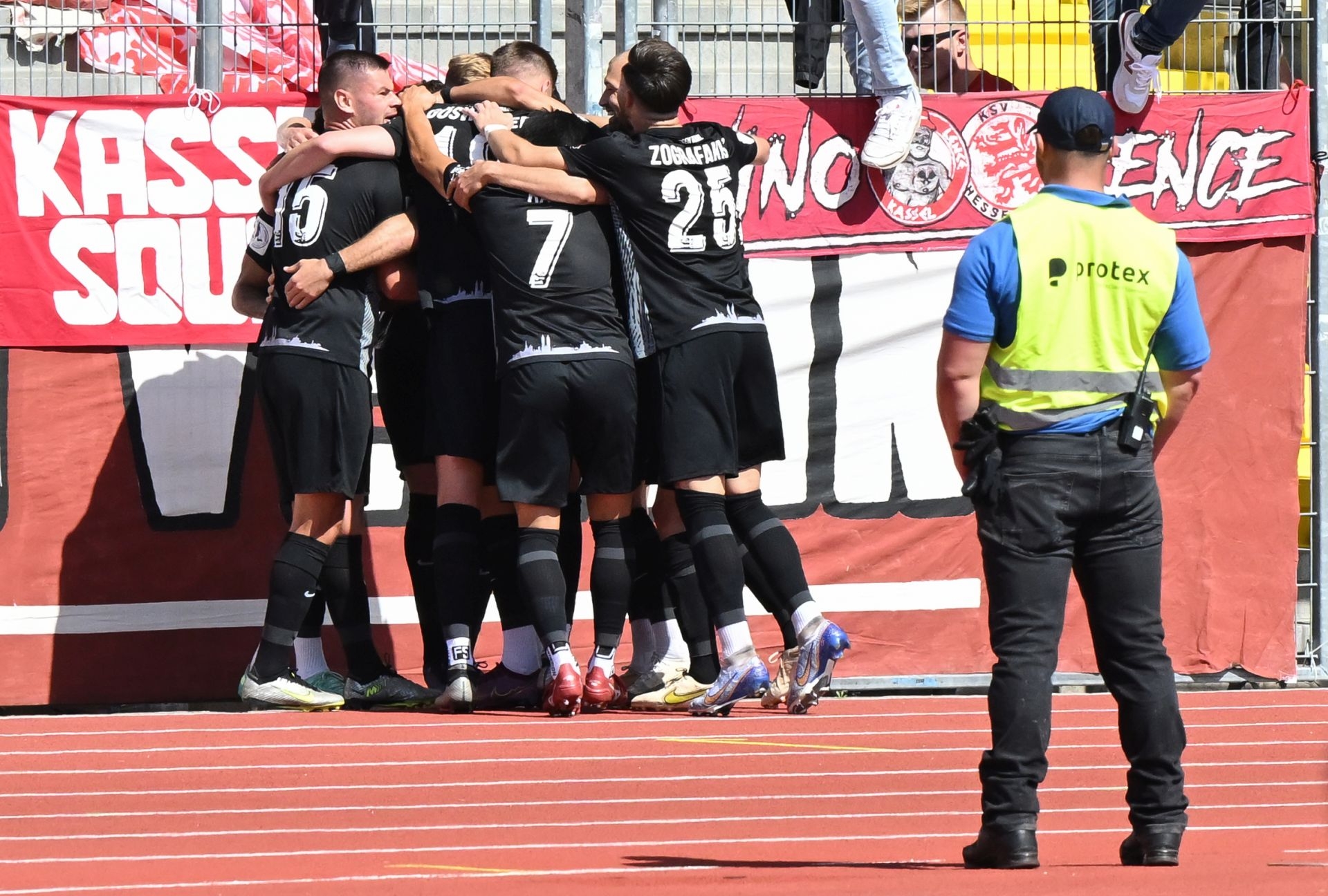 Regionalliga Südwest, Saison 2023/24, Spieltag 1, KSV Hessen Kassel, 1.FSV Mainz 05, Endstand 2:0, Jubel zum 2:0