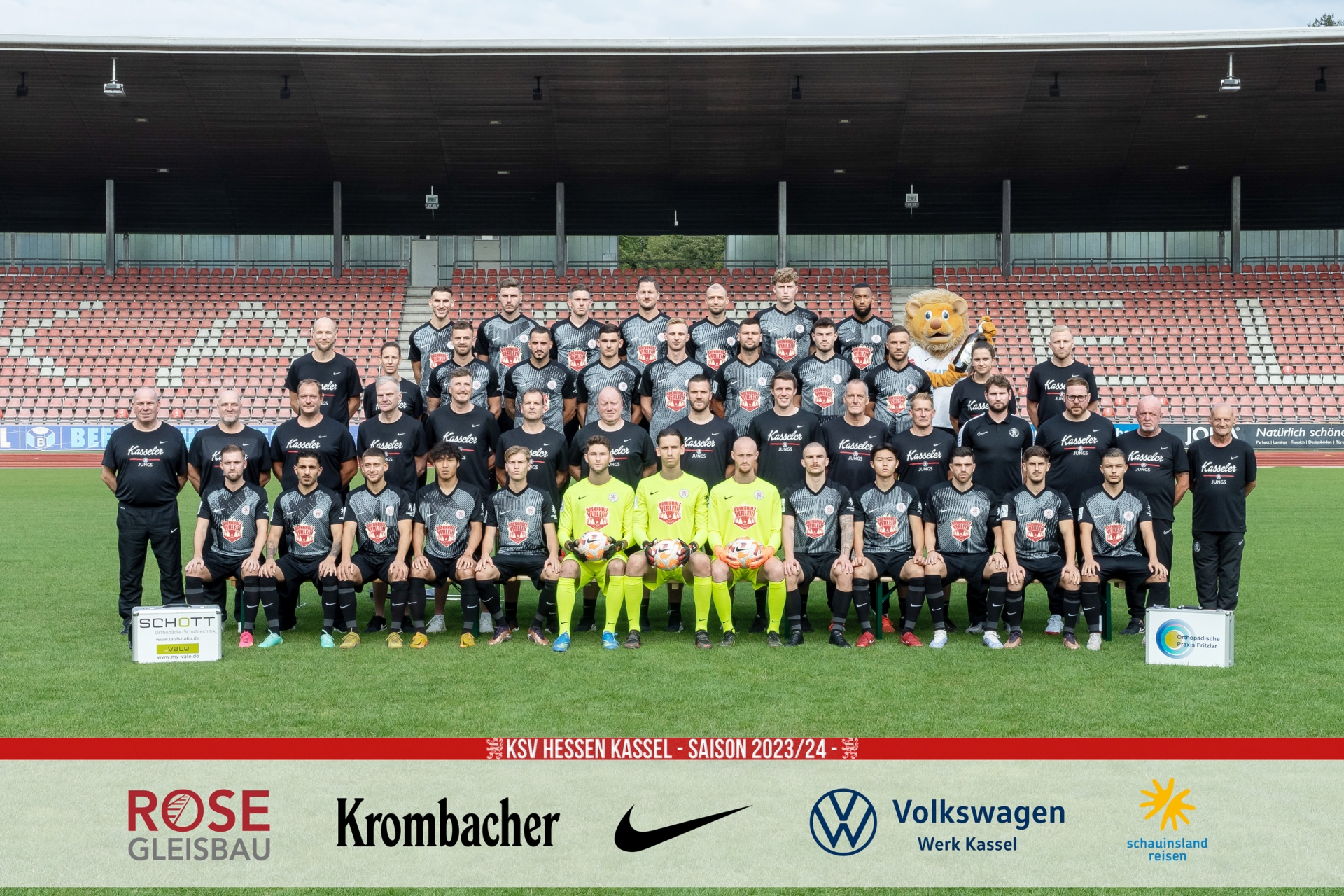 Mannschaftsfoto 2023/24: 1. Reihe von links (ganz vorne): Nils Stendera, Nael Najjar, Serkan Durna, Takero Itoi, Cornelius Bräunling, Jonas Weyand, Nicolas Gröteke, Leon Klußmann, Tim Dierßen, Min-Gi Kang, Nikos Zografakis, Elias Liesche Prieto, Muhammed Bejdic. 2. Reihe von links: Karsten Pfeiffer, Dr. Markus Spielmann, Dr. Felix Löber, Dr. Thomas Krause, Markus Schott, Mirko Dickhaut, Sebastian Busch, Tobias Damm, Fabian Seck, Michael Gibhardt, Christoph Wiegand, Ingmar Merle, Timo Mentel, Uwe Heller, Alfred Gäßler. 3. Reihe von links: Christian Bielert, Nina Klaus, Maurice Springfeld, Sercan Sararer, Aaron Liesche Prieto, Alexander Mißbach, Steven Rakk, Merlin Schlosser, Alban Meha, Ariane Facca, Michael Voss. 4. Reihe von links (hinten): Faton Dzemailji, Thomas Gösweiner, Lukas Iksal, Hendrik Starostzik, Frederic Brill, Kenny Weyh, Noah Jones, Maskottchen Totti. Mannschaftsfoto 2023/24: 1. Reihe von links (ganz vorne): Nils Stendera, Nael Najjar, Serkan Durna, Takero Itoi, Cornelius Bräunling, Jonas Weyand, Nicolas Gröteke, Leon Klußmann, Tim Dierßen, Min-Gi Kang, Nikos Zografakis, Elias Liesche Prieto, Muhammed Bejdic. 2. Reihe von links: Karsten Pfeiffer, Dr. Markus Spielmann, Dr. Felix Löber, Dr. Thomas Krause, Markus Schott, Mirko Dickhaut, Sebastian Busch, Tobias Damm, Fabian Seck, Michael Gibhardt, Christoph Wiegand, Ingmar Merle, Timo Mentel, Uwe Heller, Alfred Gäßler. 3. Reihe von links: Christian Bielert, Nina Klaus, Maurice Springfeld, Sercan Sararer, Aaron Liesche Prieto, Alexander Mißbach, Steven Rakk, Merlin Schlosser, Alban Meha, Ariane Facca, Michael Voss. 4. Reihe von links (hinten): Faton Dzemailji, Thomas Gösweiner, Lukas Iksal, Hendrik Starostzik, Frederic Brill, Kenny Weyh, Noah Jones, Maskottchen Totti.