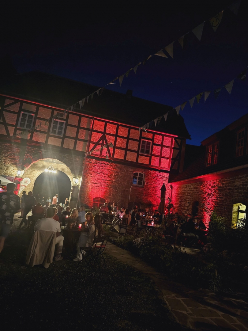 Impressionen des Sommerabend im Wasserschloss Wülmersen mit Markus Krebs