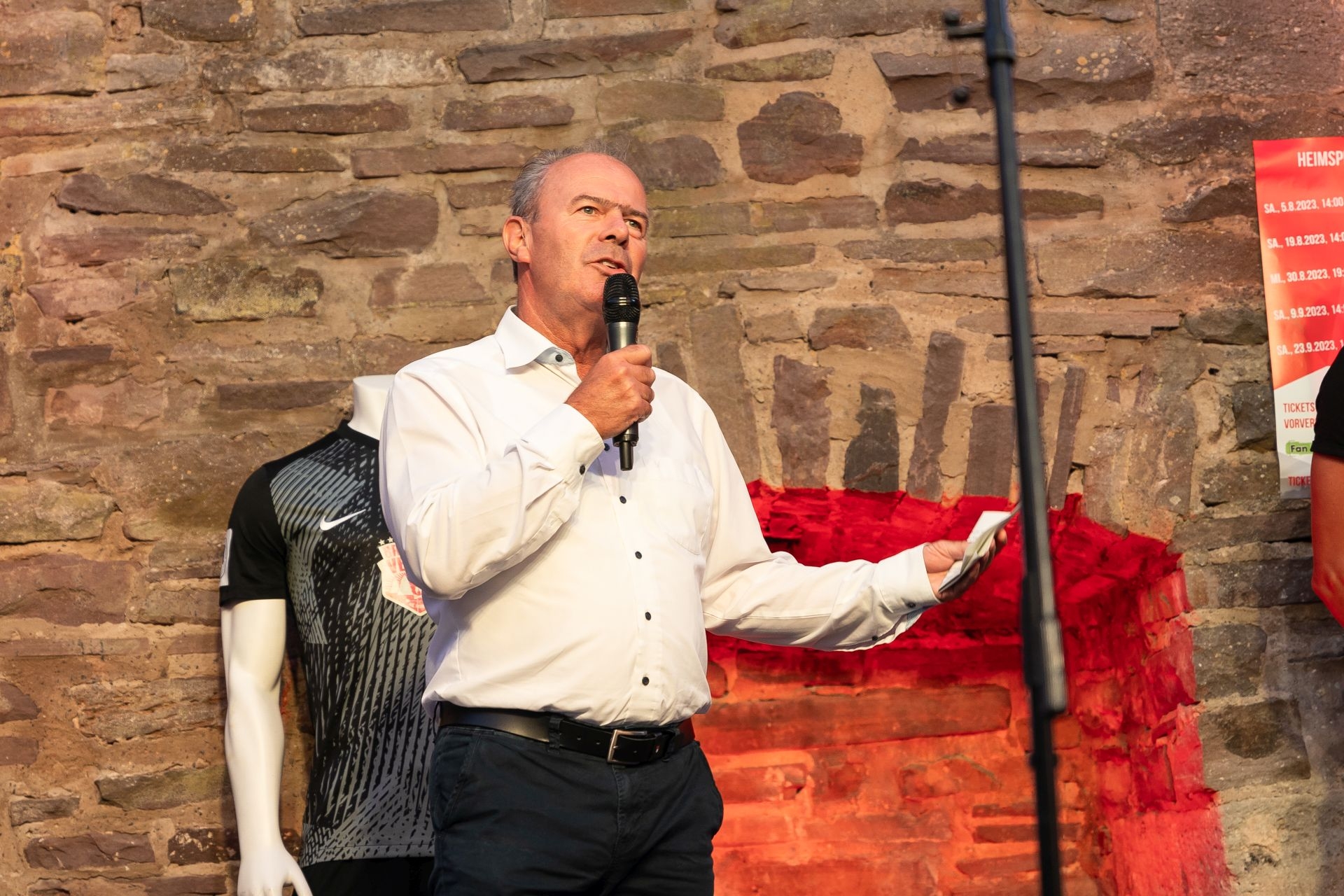 Impressionen des Sommerabend im Wasserschloss Wülmersen mit Markus Krebs