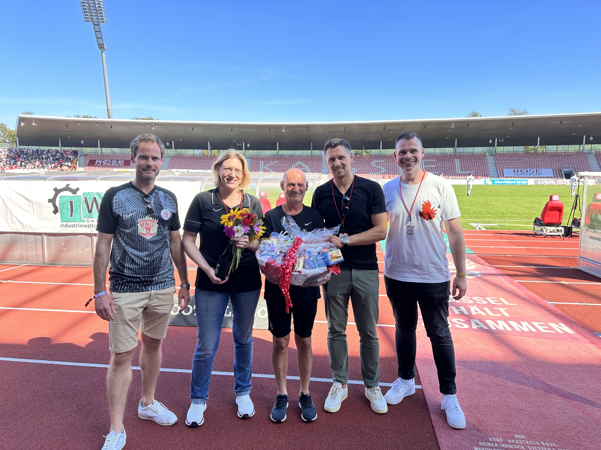 20. Dienstjubiläum beim KSV: Julia Steinfatt und Alfred Gäßler (2. und 3.v.l.n.r.) mit KSV-Aufsichtsrat Enrico Gaede, KSV-Geschäftsführer Sören Gonther und KSV-Marketingvorstand Daniel Bettermann