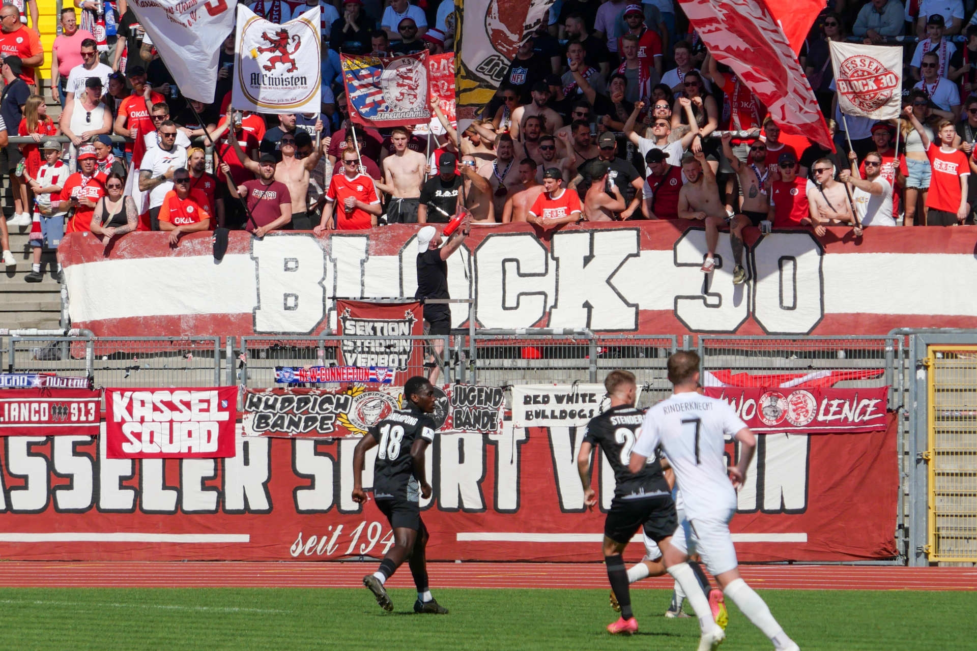 KSV Hessen Kassel - SG Barockstadt Fulda-Lehnerz, Fankurve, Zaunfahnen 