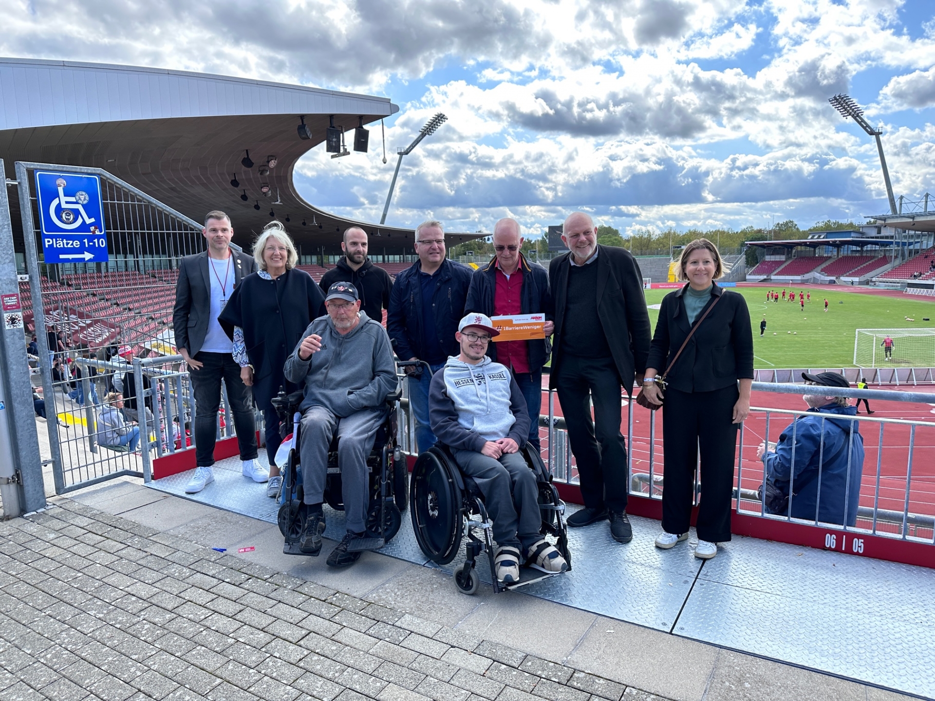 KSV Hessen Kassel, Bahlinger SC: Einweihung des barrierefreien Podest in der Nordkurve mit Nadine Rost (Bauamt), Daniel Bettermann, Christof Nolda, Ilona Friedrich, Sören Link, Dirk Stochla