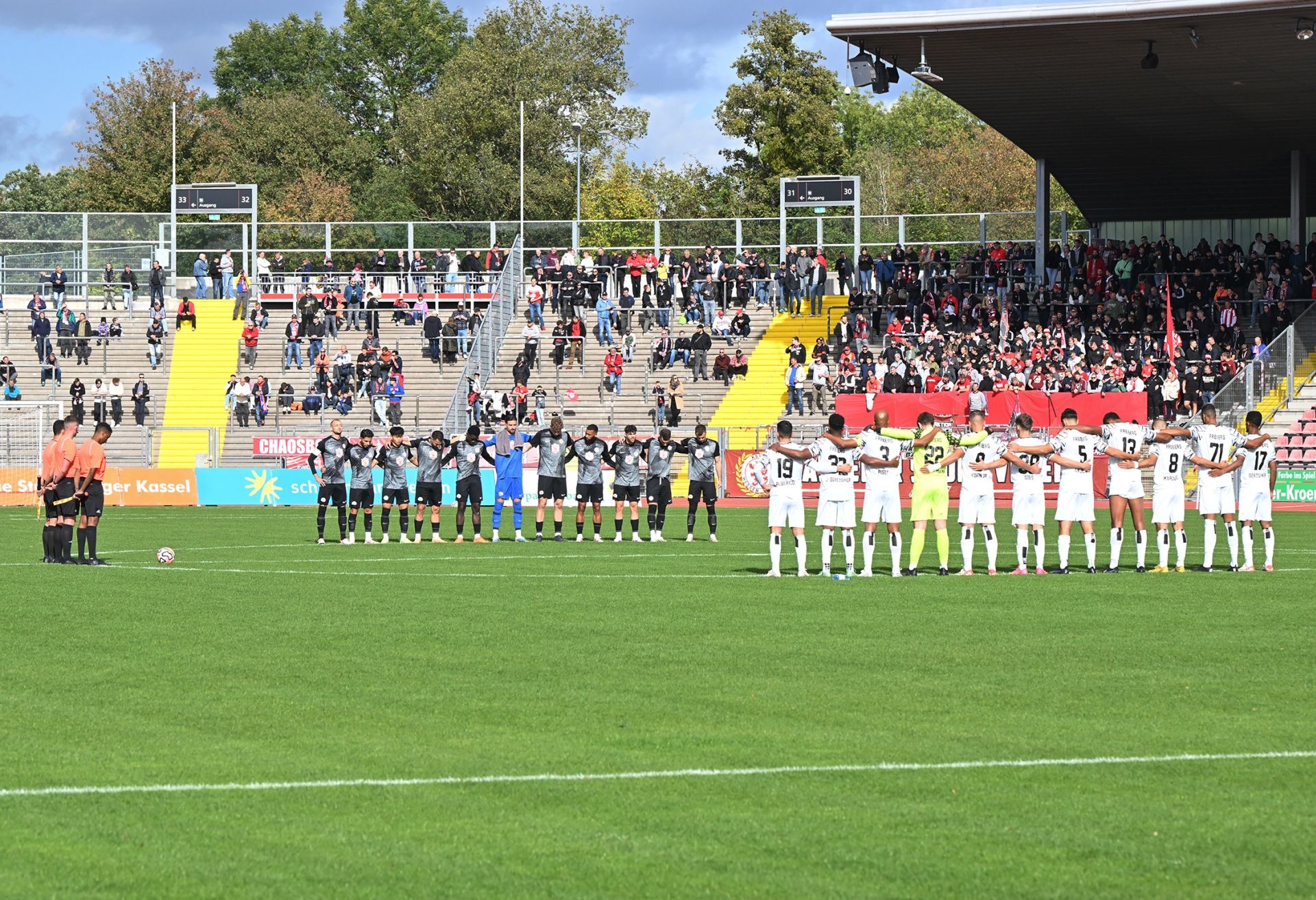 Saison 2023/24, KSV Hessen Kassel, SGV Freiberg, Endstan 1:2, Gedenkminute, Vor dem Spiel
