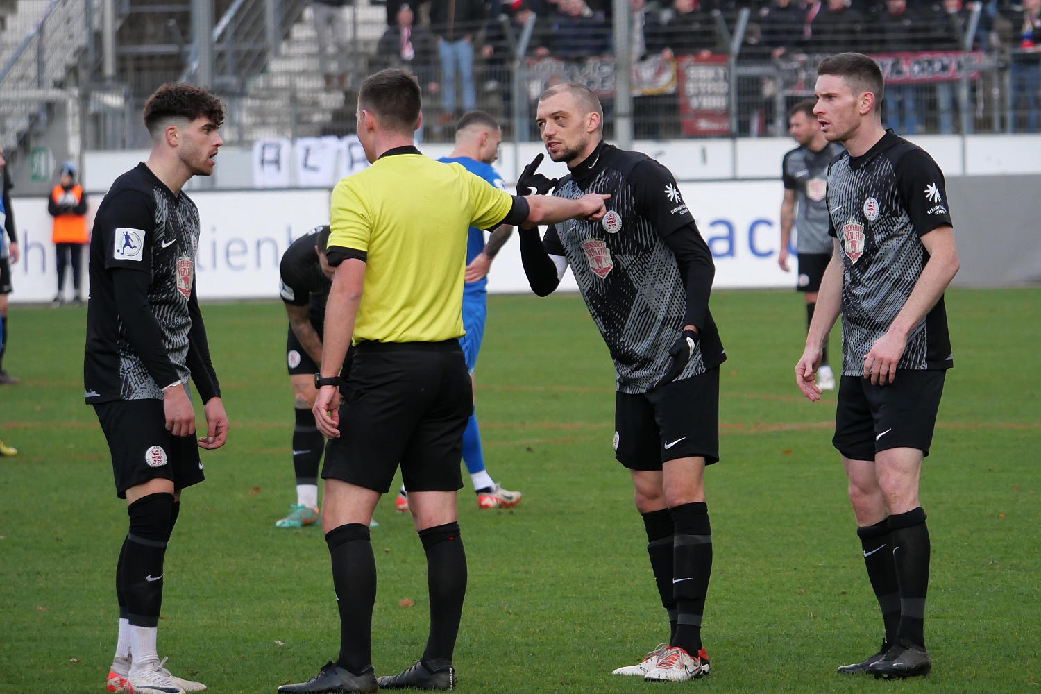 Stuttgarter Kickers - KSV Hessen Kassel, Zografakis, Brill, Iksal, Schiedsrichter 