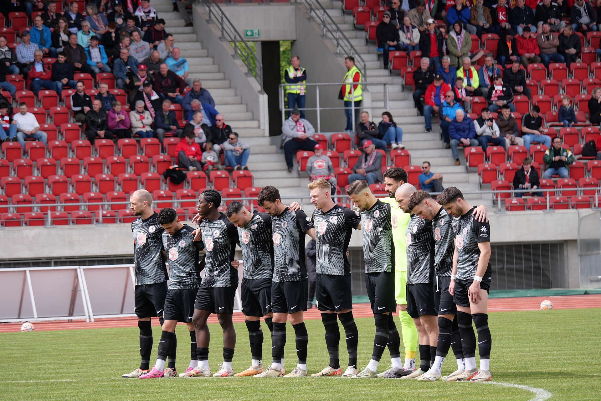 KSV Hessen Kassel - FC Homburg, Schweigeminute