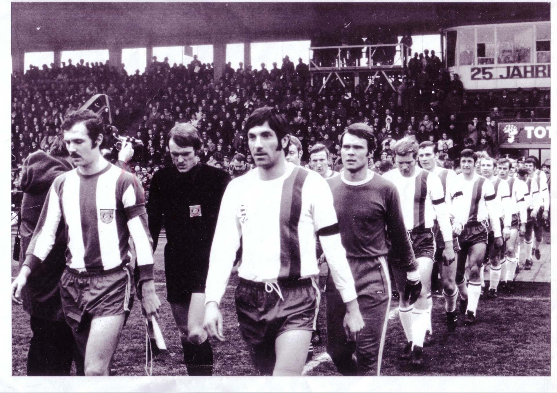 1970-12-13 ksv - bayern 2-2 einlauf.JPG