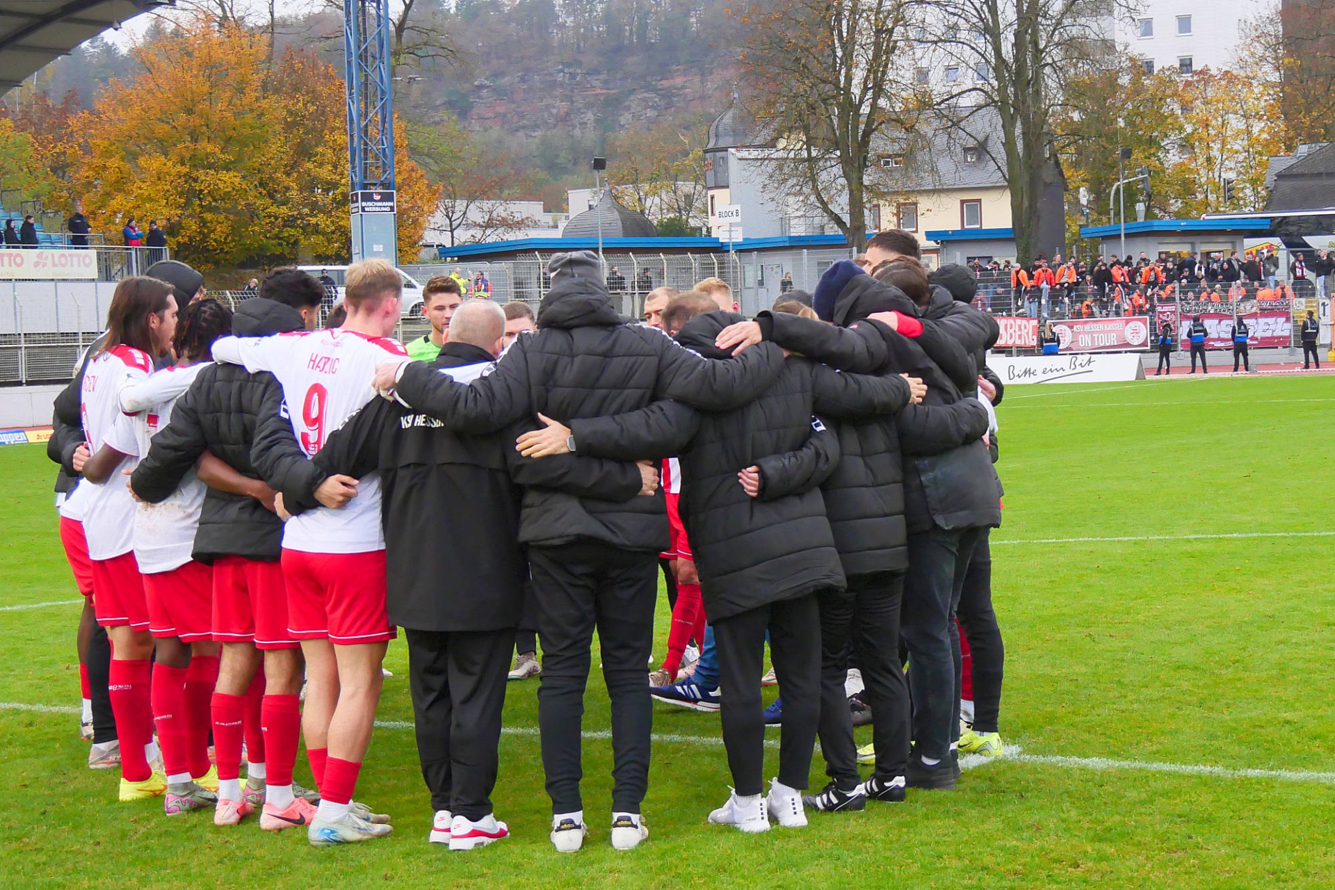 SV Eintracht Trier - KSV Hessen Kassel, Mannschaftskreis, Auswärtsfanblock
