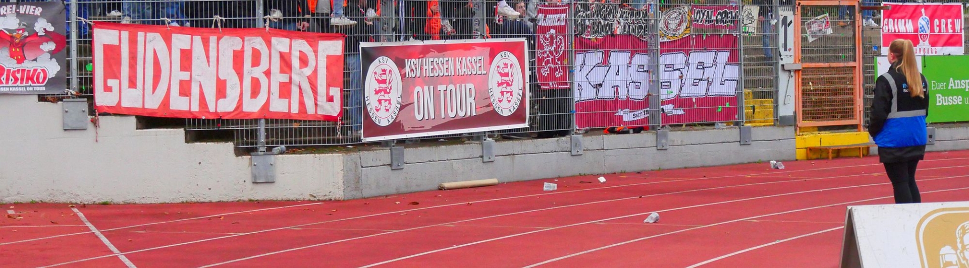 SV Eintracht Trier - KSV Hessen Kassel, Zaunfahnen