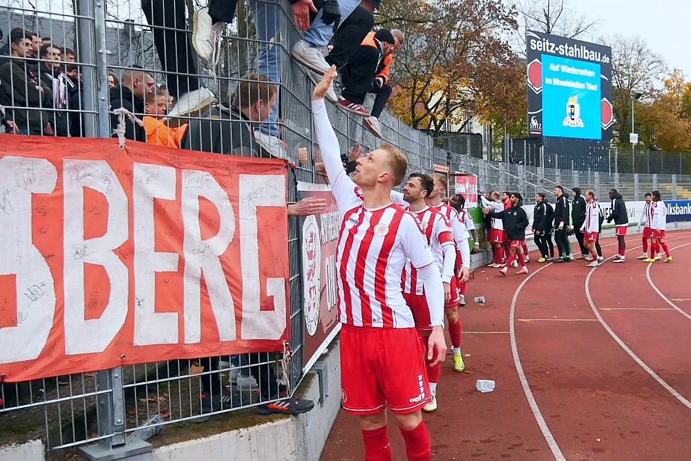 SV Eintracht Trier - KSV Hessen Kassel, Fanblock, Abklatschen 