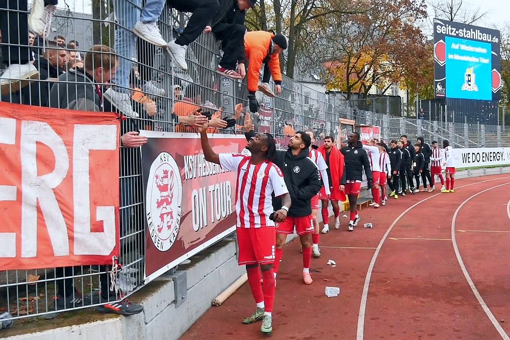 SV Eintracht Trier - KSV Hessen Kassel, Fanblock, Abklatschen 