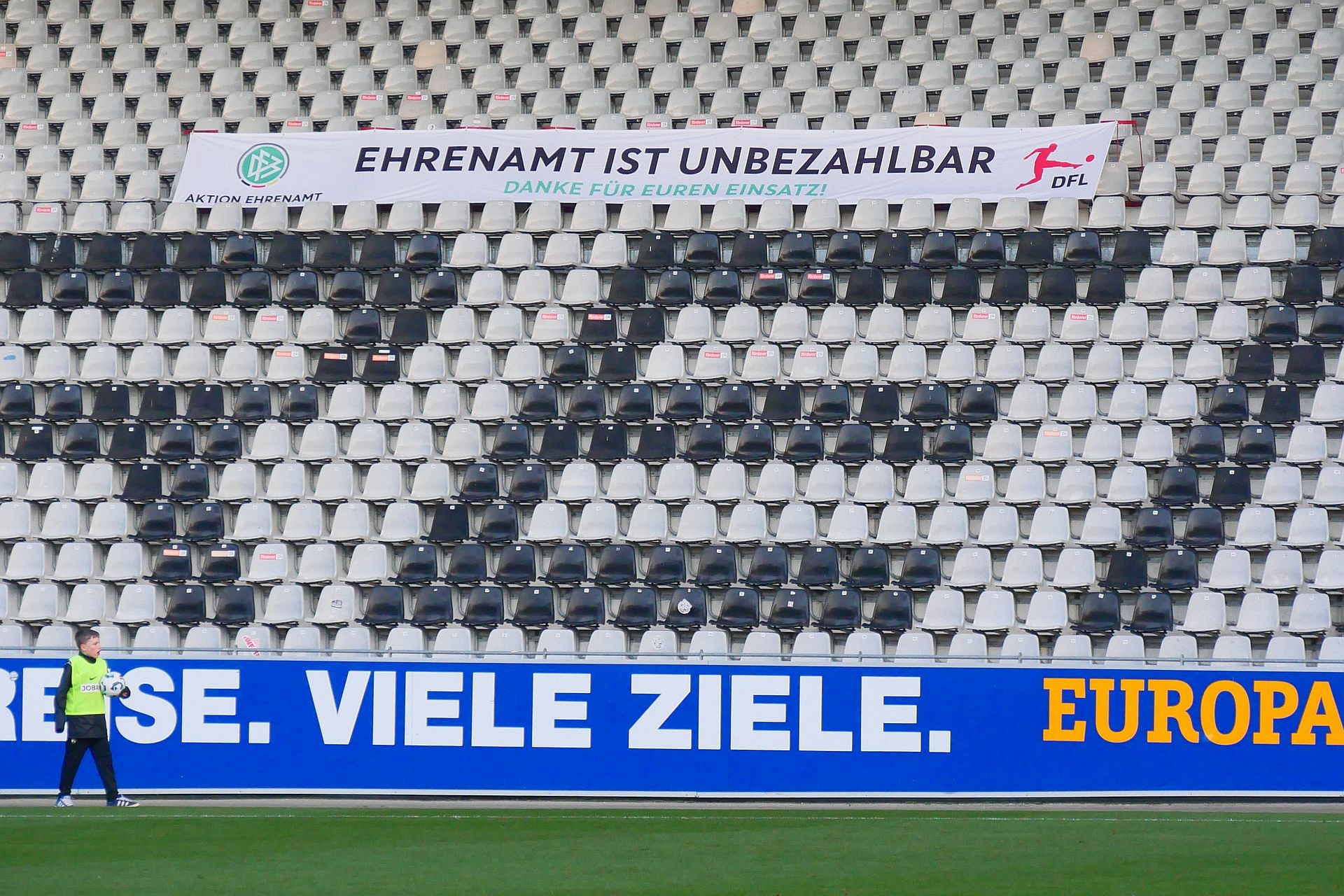 SC Freiburg II - KSV Hessen Kassel, Ehrenamt