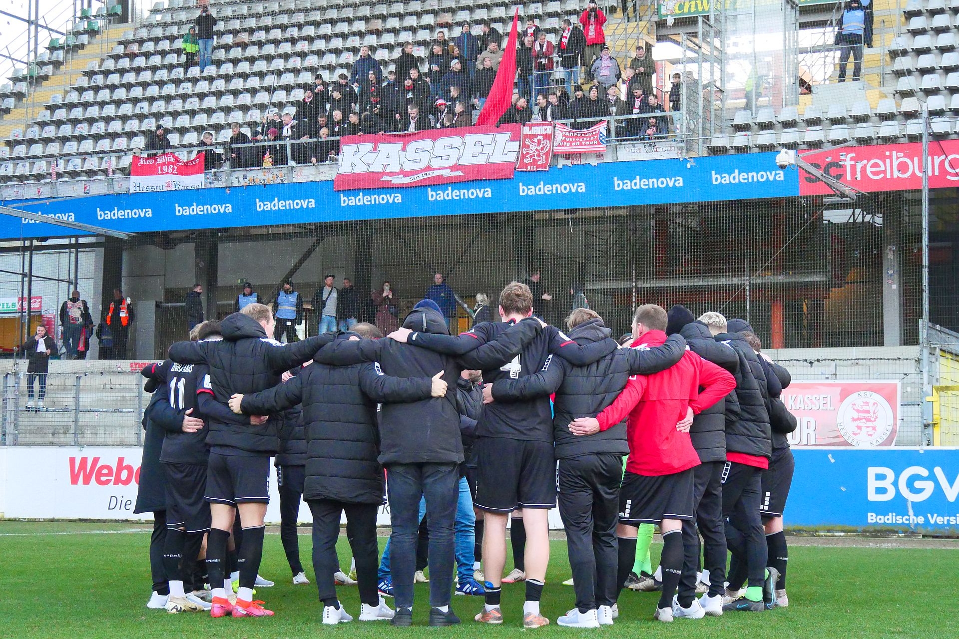 SC Freiburg II - KSV Hessen Kassel, Mannschaftskreis, Fanblock