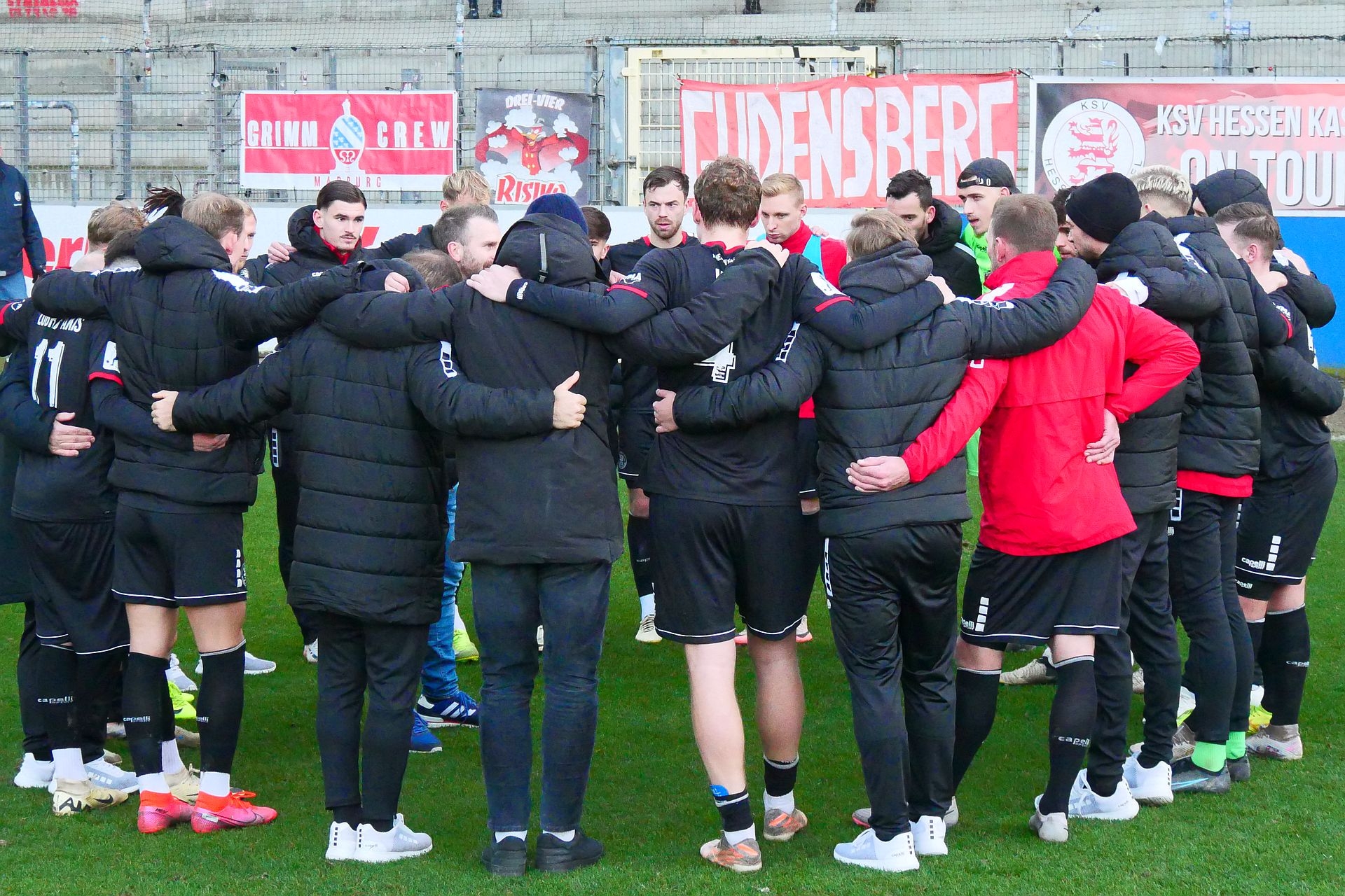 SC Freiburg II - KSV Hessen Kassel, Mannschaftskreis, Zaunfahnen