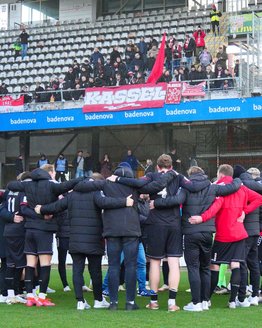 SC Freiburg II - KSV Hessen Kassel, Mannschaftskreis, Fanblock