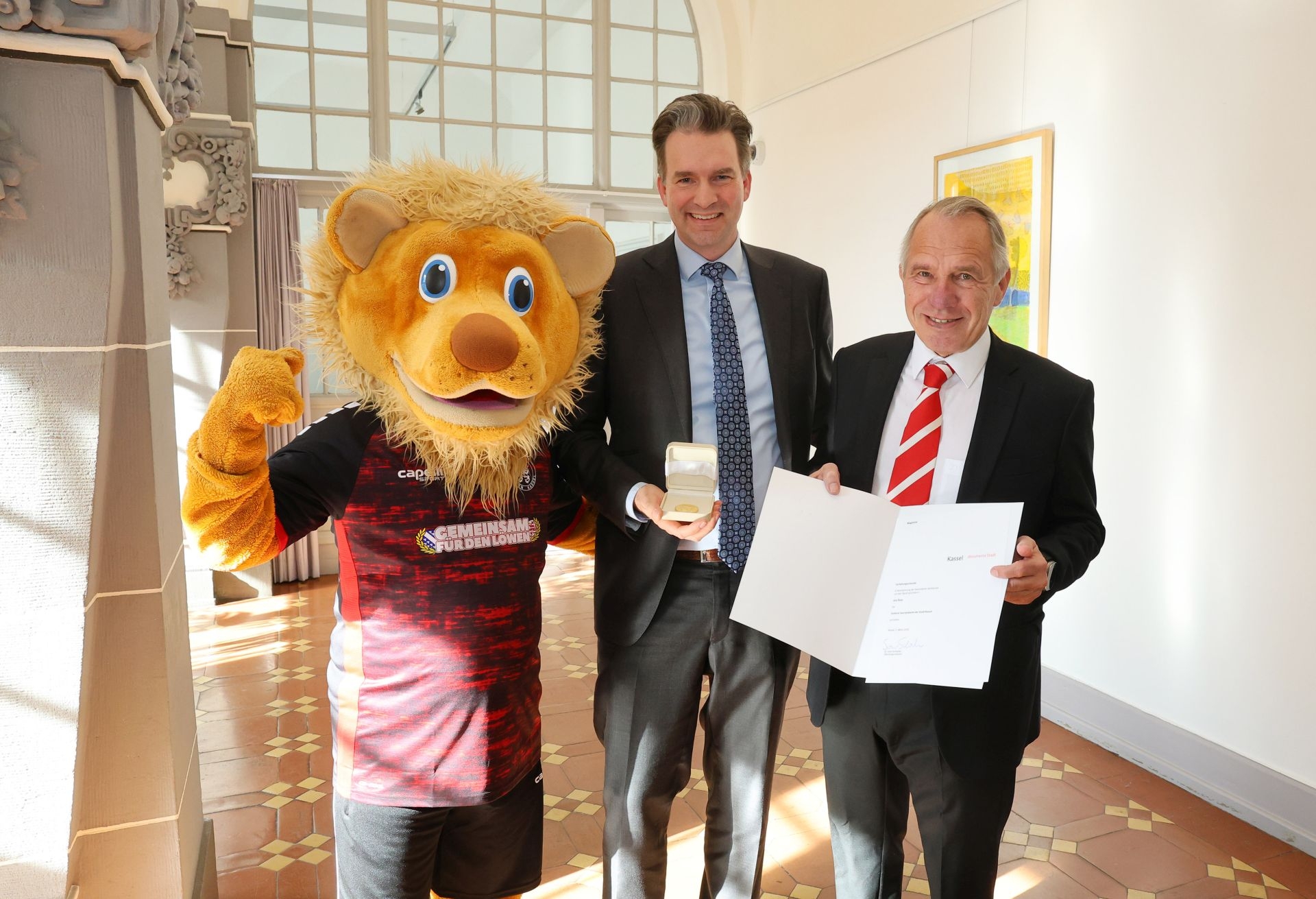 Freitag, 7.3., 14 Uhr
Goldene Sportplakette f?r Jens Rose, Dr. Sven Schoeller, KSV-Maskottchen "Totti"

Foto: Andreas Fischer