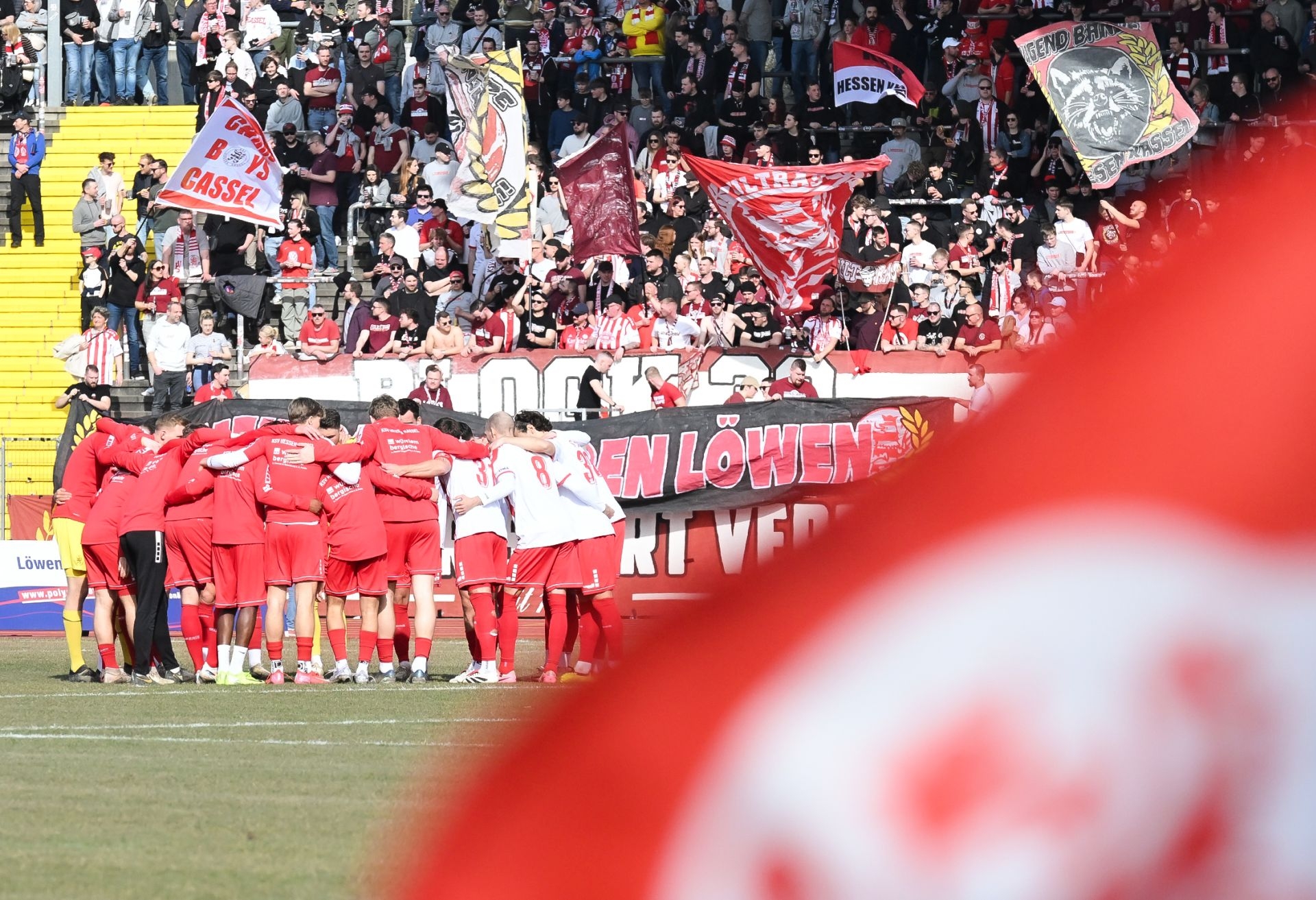 KSV Hessen Kassel, FC Giessen, Endstand 2:0, Einstimmung auf das Spiel, Fans, Nordkurve, Eckfahne